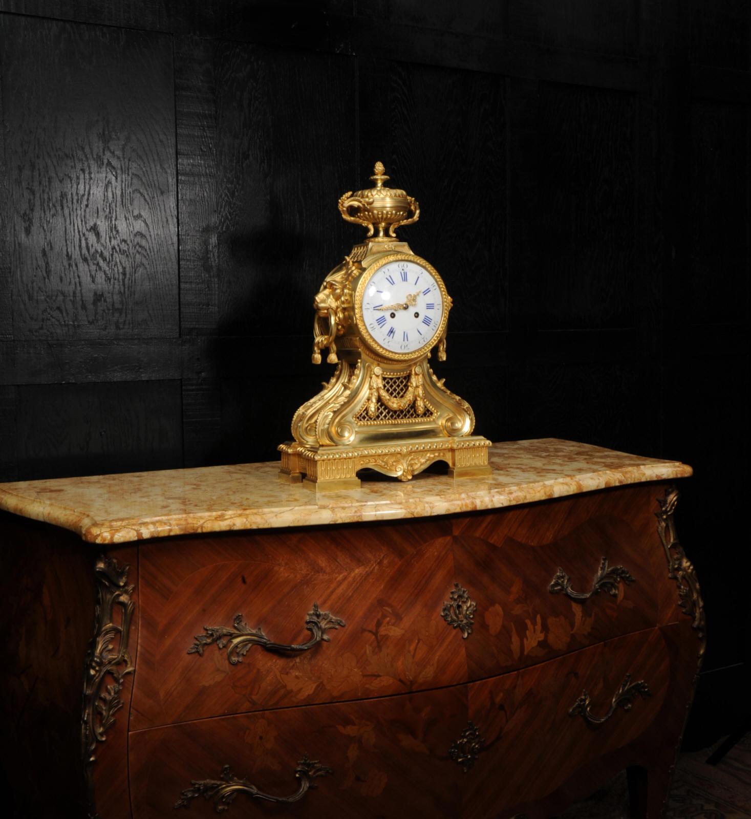 Grande horloge française ancienne en bronze doré avec têtes de tambour et masques de lions en vente 1