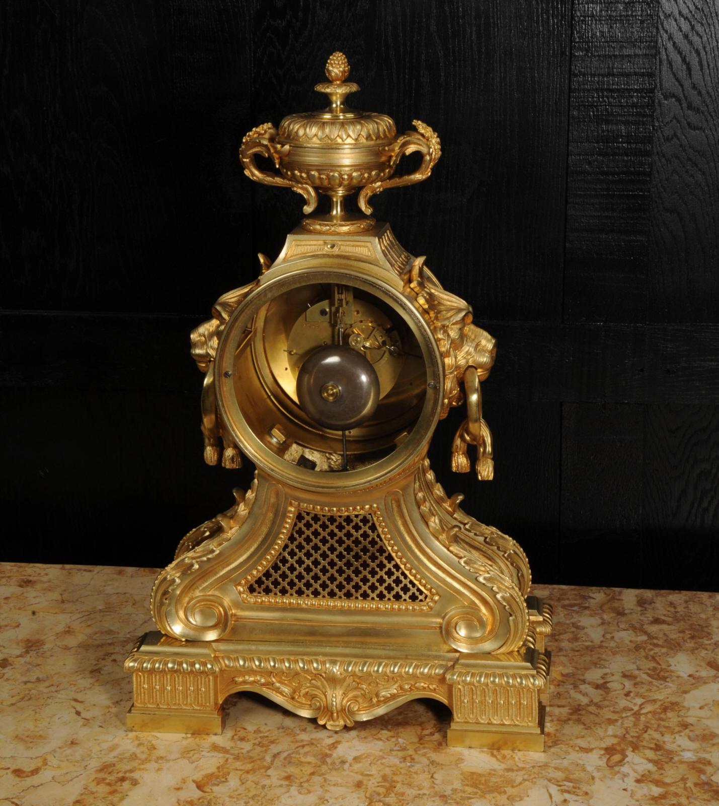 Grande horloge française ancienne en bronze doré avec têtes de tambour et masques de lions en vente 2