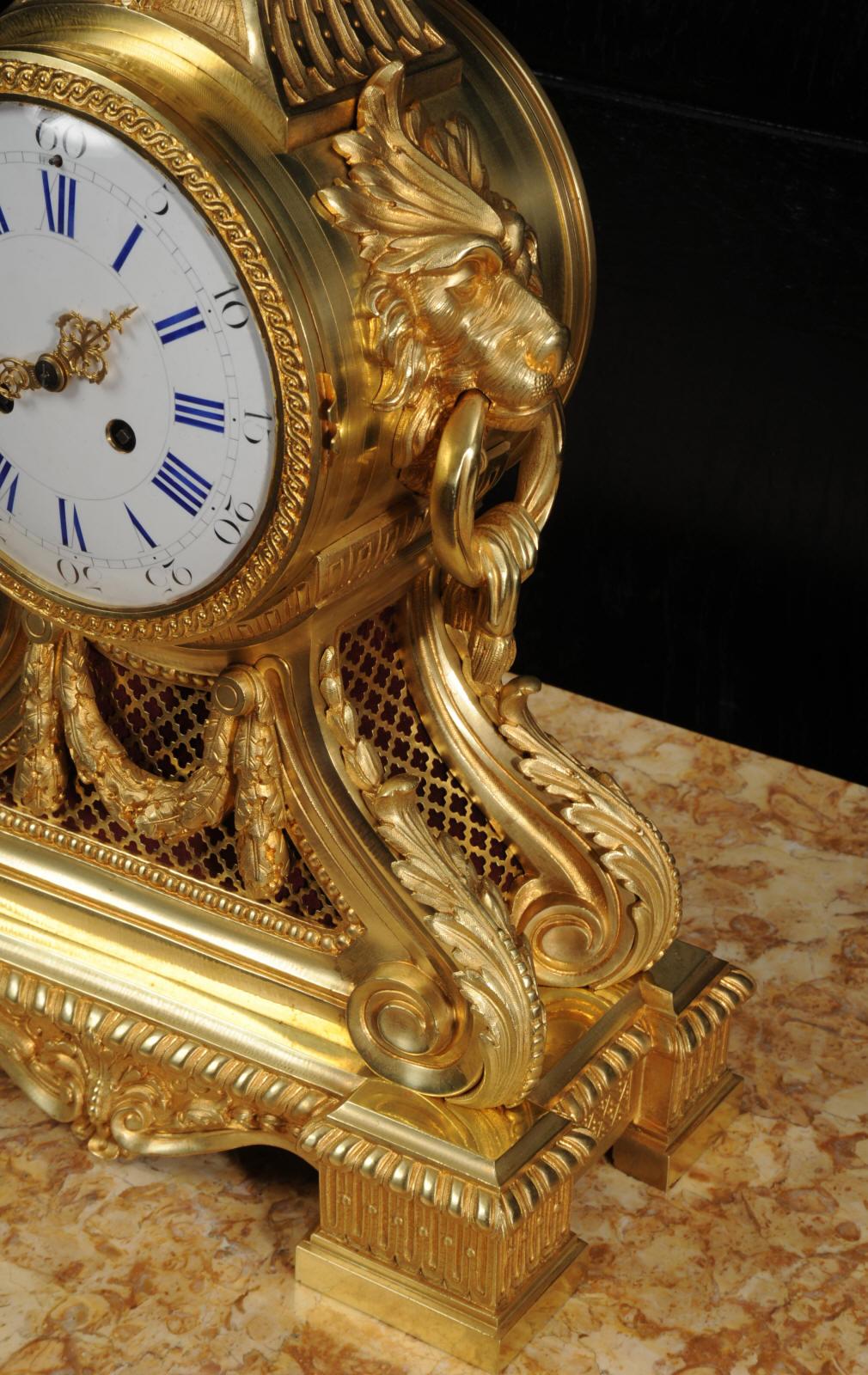 Grande orologio francese antico a testa di tamburo in ormolu con maschere di leoni 5