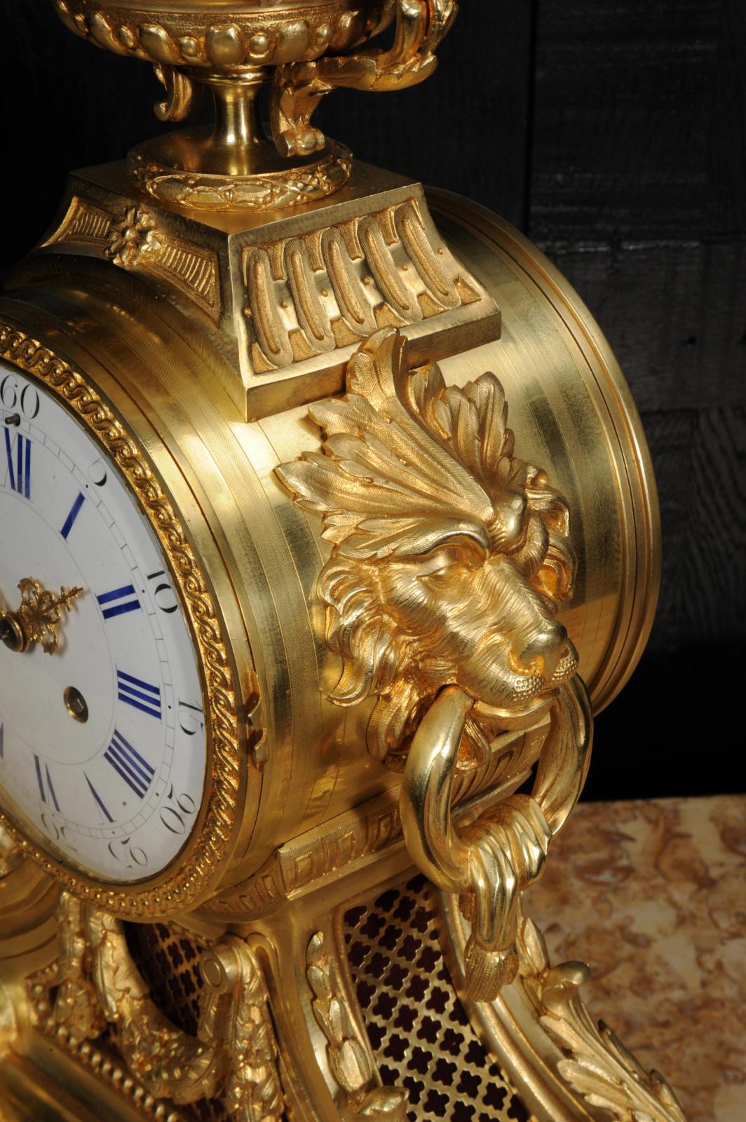 Große antike französische Goldbronze-Trommelkopf-Uhr mit Löwenmasken 8