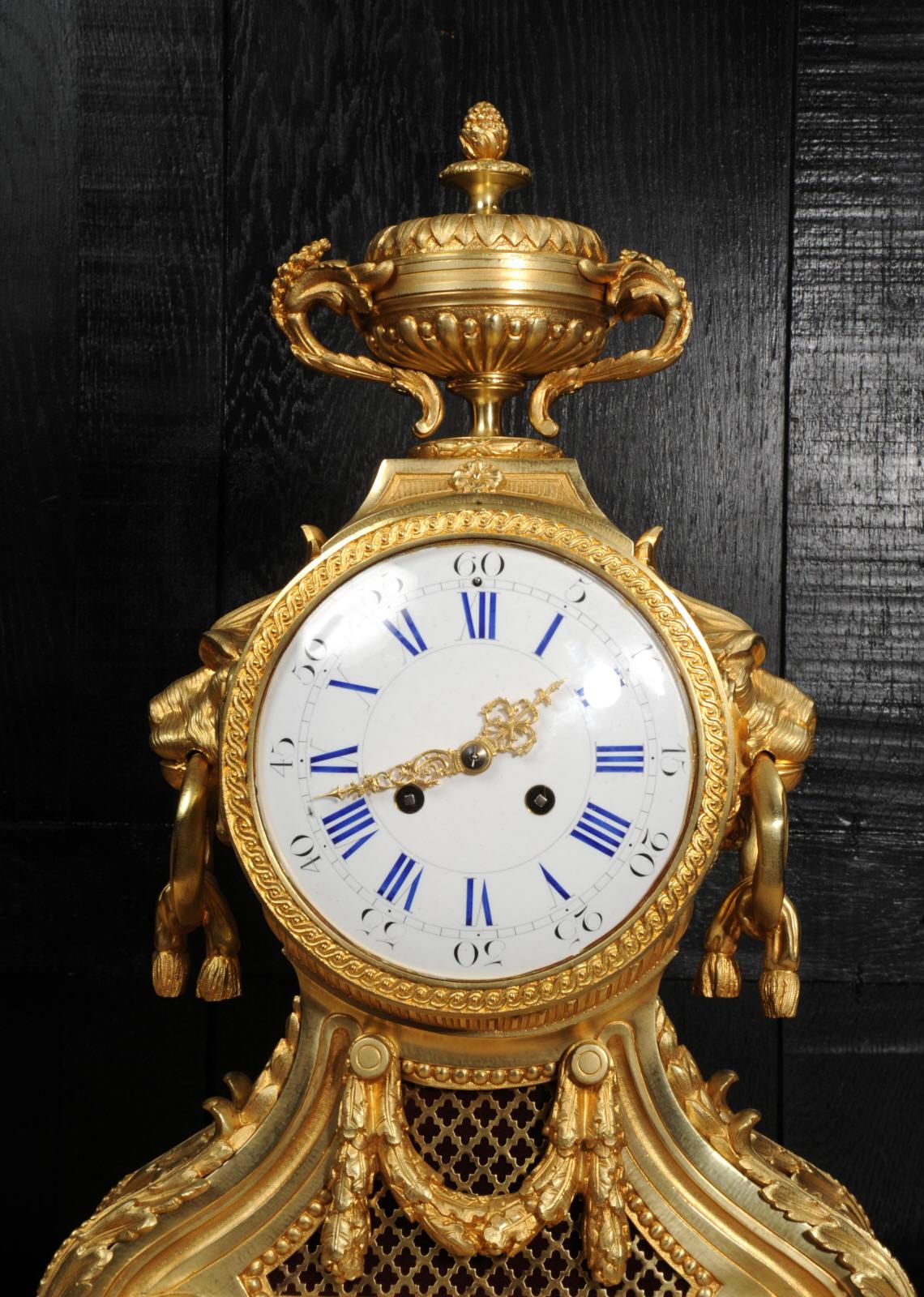 Große antike französische Goldbronze-Trommelkopf-Uhr mit Löwenmasken 9
