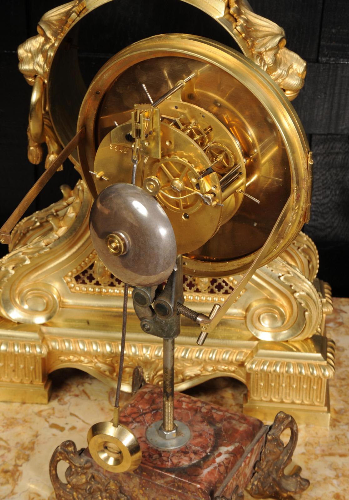 Grande horloge française ancienne en bronze doré avec têtes de tambour et masques de lions en vente 9