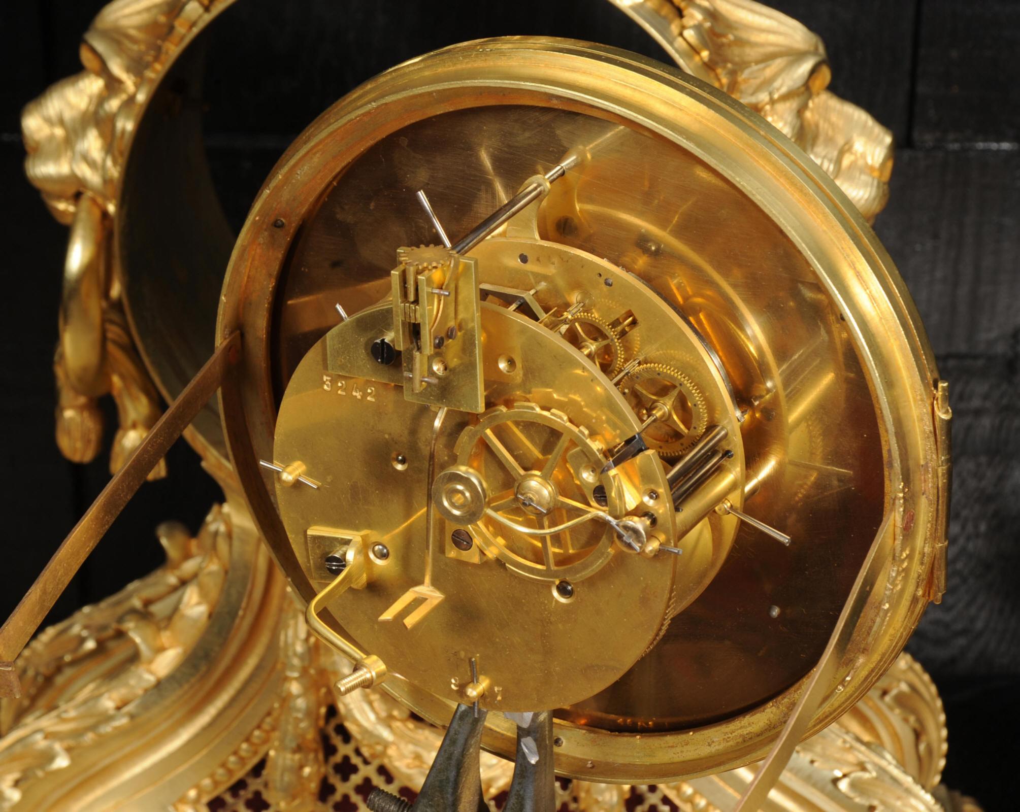 Grande horloge française ancienne en bronze doré avec têtes de tambour et masques de lions en vente 10