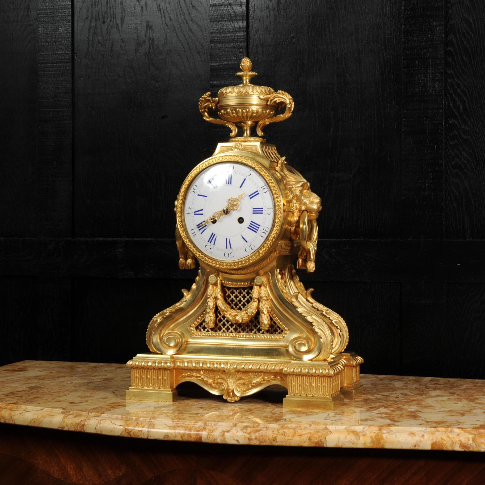 Eine große und beeindruckende original antike französische Trommelkopfuhr. Sie ist aus fein vergoldeter Bronze gefertigt und hat ein neoklassizistisches Design. Das Uhrwerk ist in einer großen Trommel mit prächtigen Löwenmaskengriffen und einer