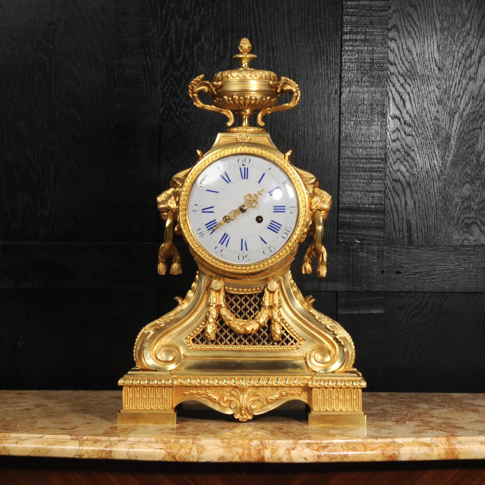 Große antike französische Goldbronze-Trommelkopf-Uhr mit Löwenmasken (Neoklassisch)