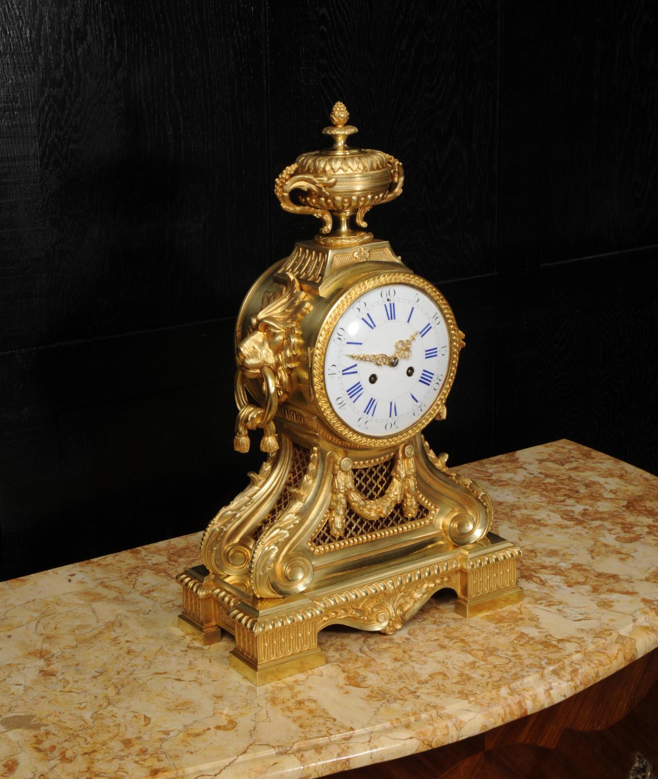 Europeo Grande orologio francese antico a testa di tamburo in ormolu con maschere di leoni