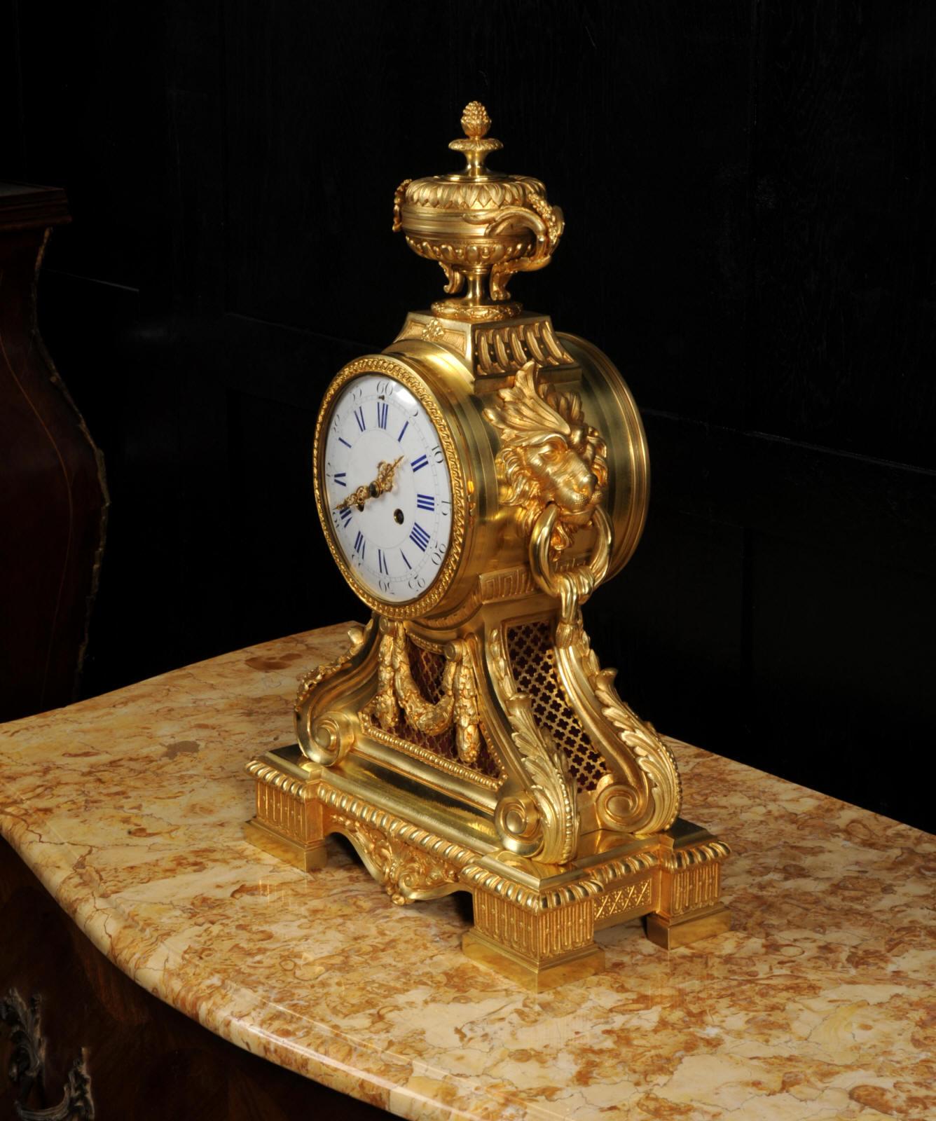 Néoclassique Grande horloge française ancienne en bronze doré avec têtes de tambour et masques de lions en vente