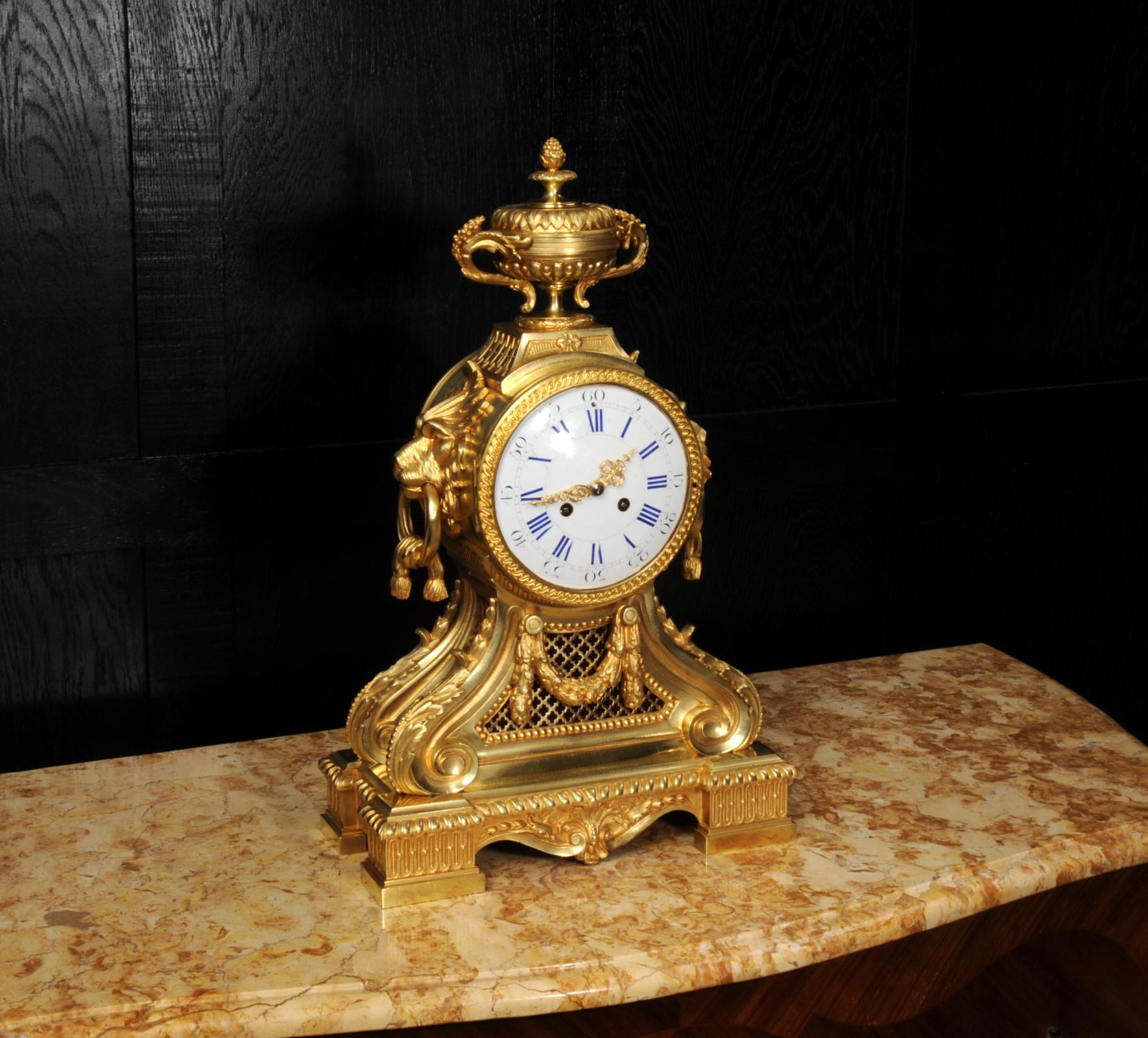 Européen Grande horloge française ancienne en bronze doré avec têtes de tambour et masques de lions en vente