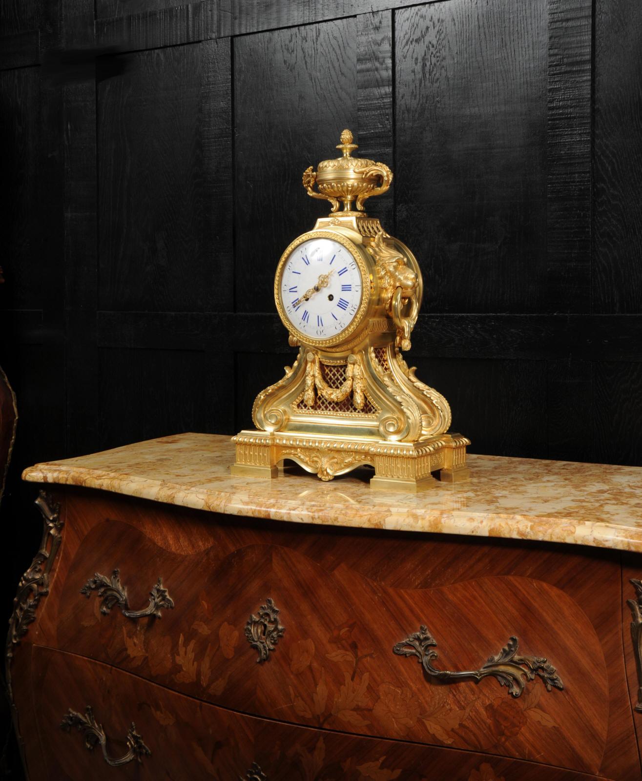 Große antike französische Goldbronze-Trommelkopf-Uhr mit Löwenmasken 1