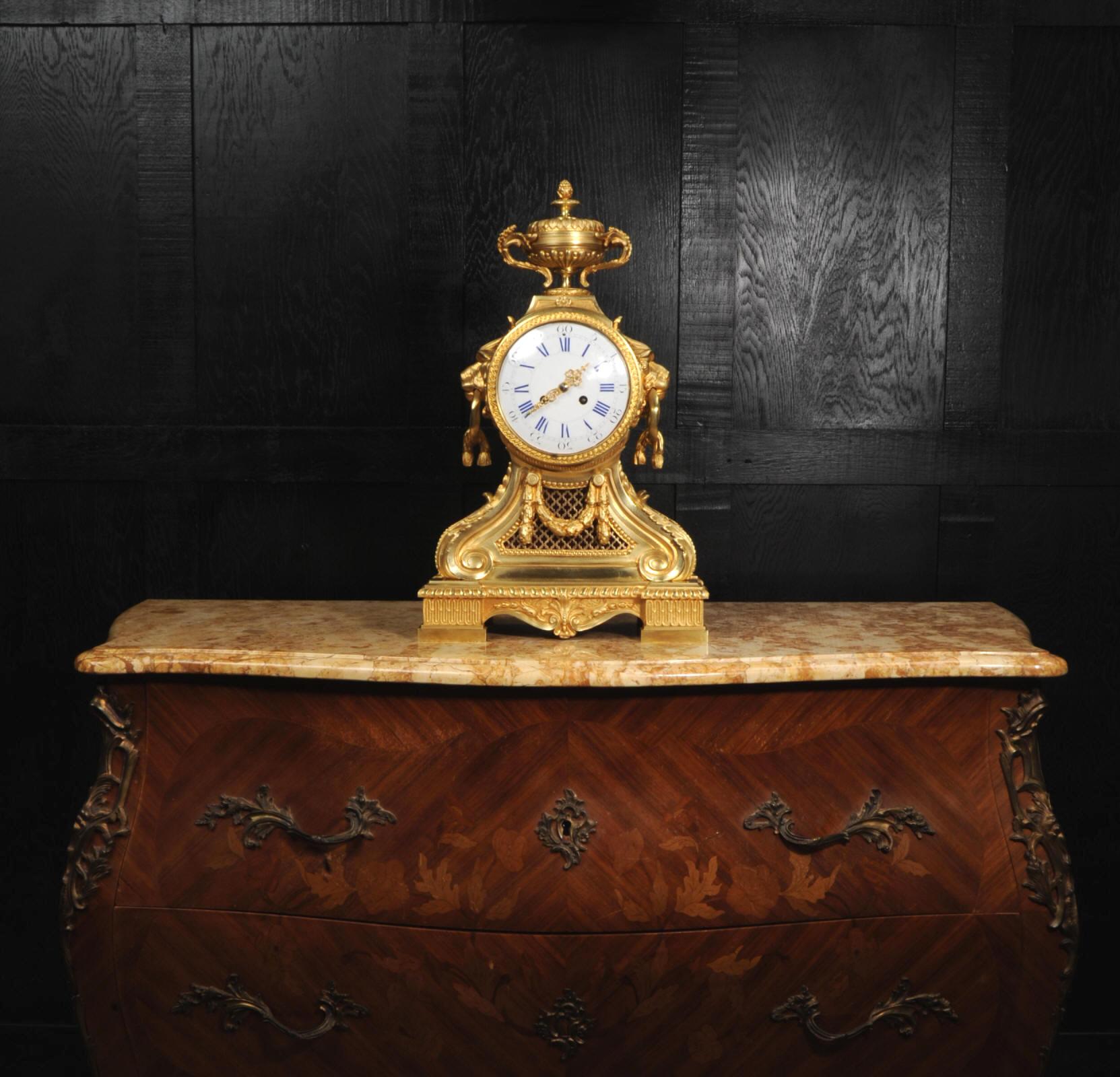 XIXe siècle Grande horloge française ancienne en bronze doré avec têtes de tambour et masques de lions en vente