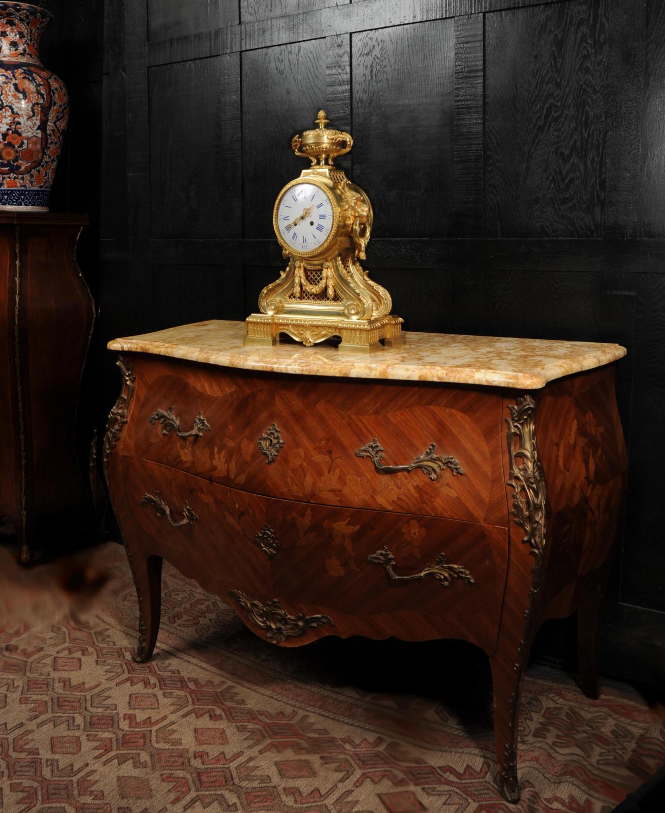 Bronze doré Grande horloge française ancienne en bronze doré avec têtes de tambour et masques de lions en vente