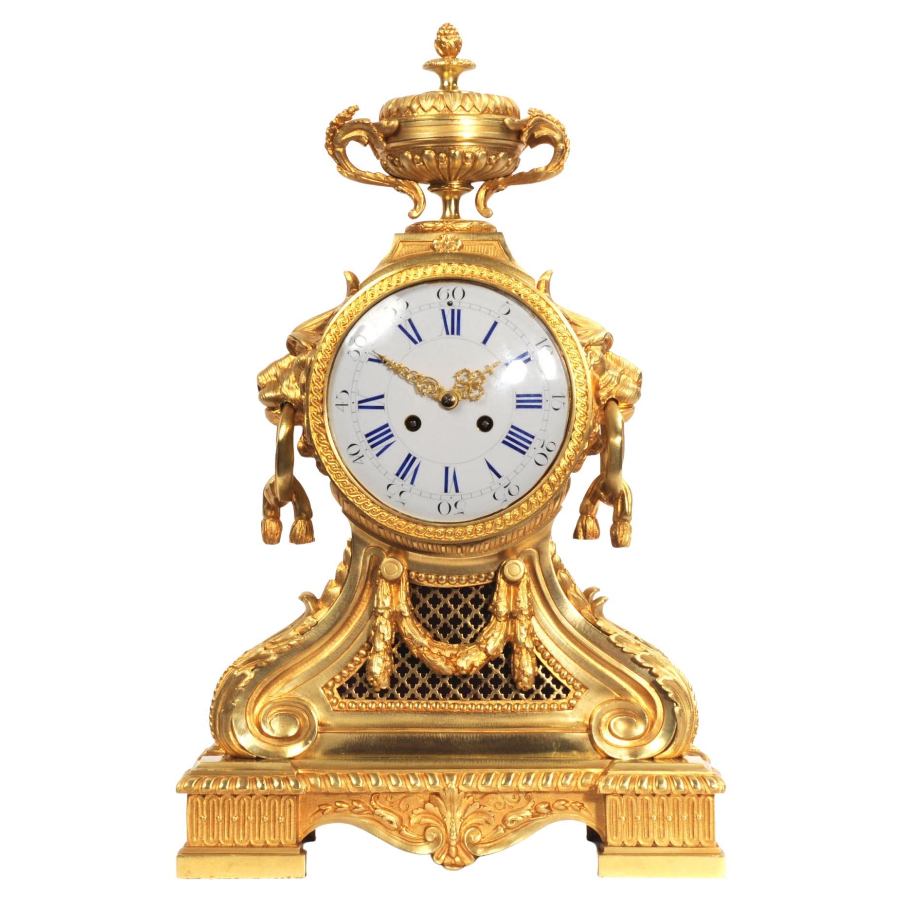 Grande horloge française ancienne en bronze doré avec têtes de tambour et masques de lions en vente