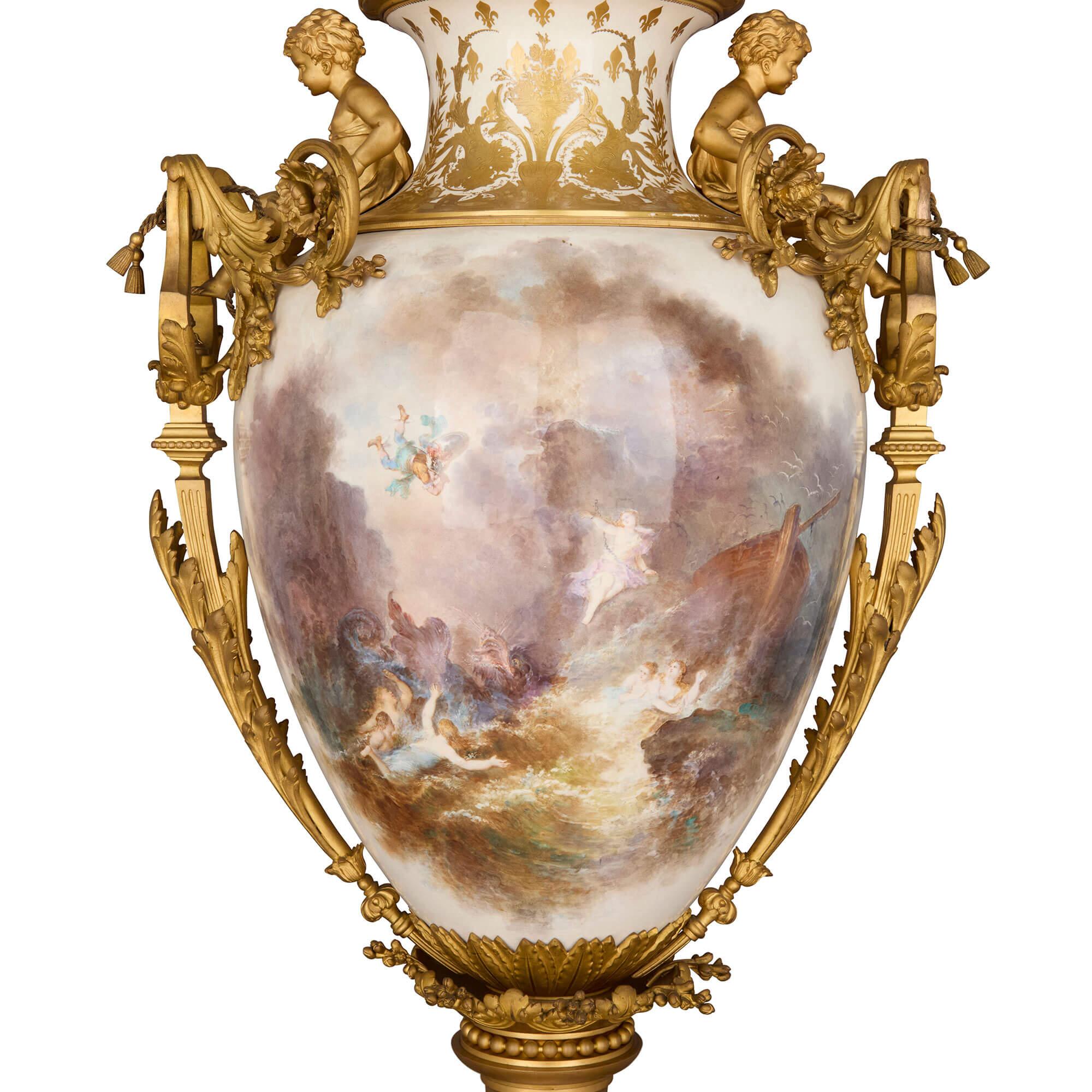 Grande vaso francese in porcellana con montatura in ormù
Francese, fine del XIX secolo
Altezza 138cm, larghezza 59cm, profondità 46cm

Questo eccezionale vaso in porcellana del XIX secolo, in un raro colore bianco, emana opulenza. Poggia su una base