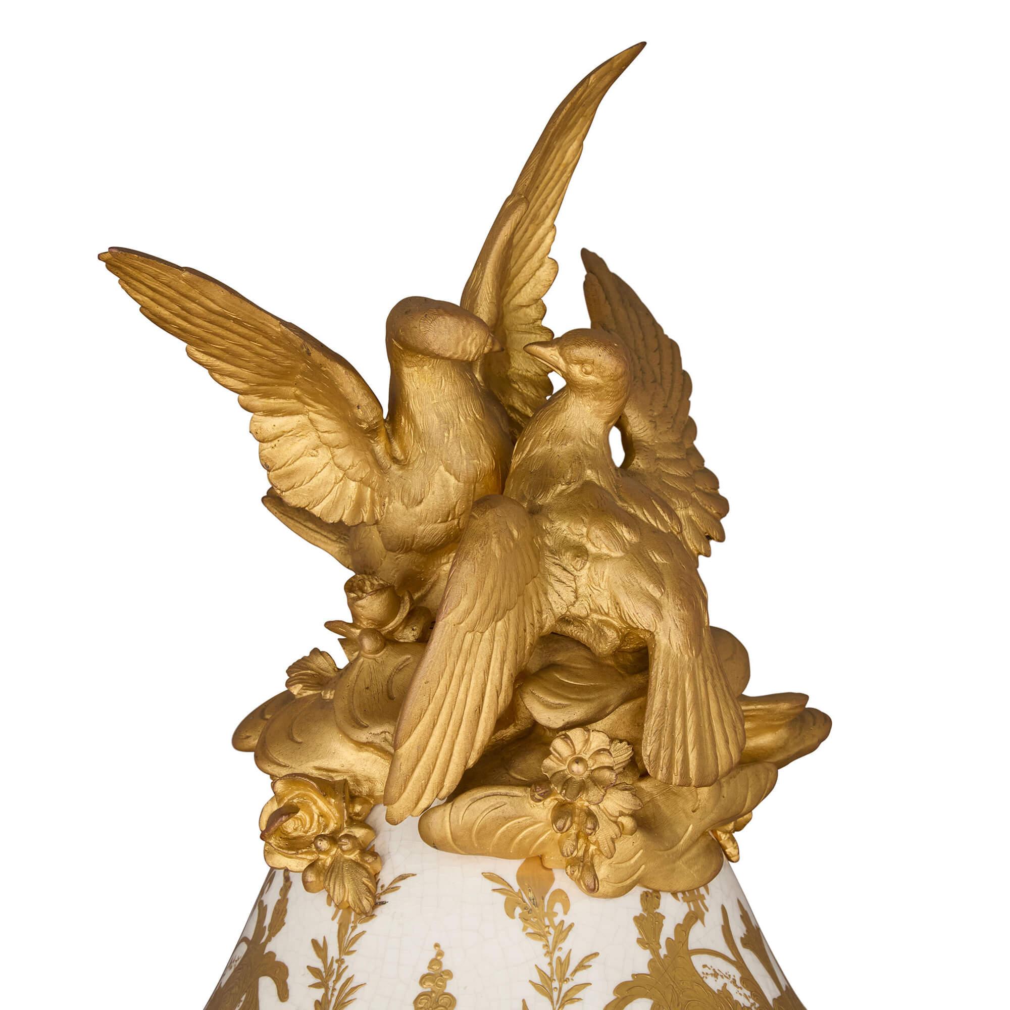 Neoclassico Grande vaso di porcellana francese con montatura in ormù in vendita