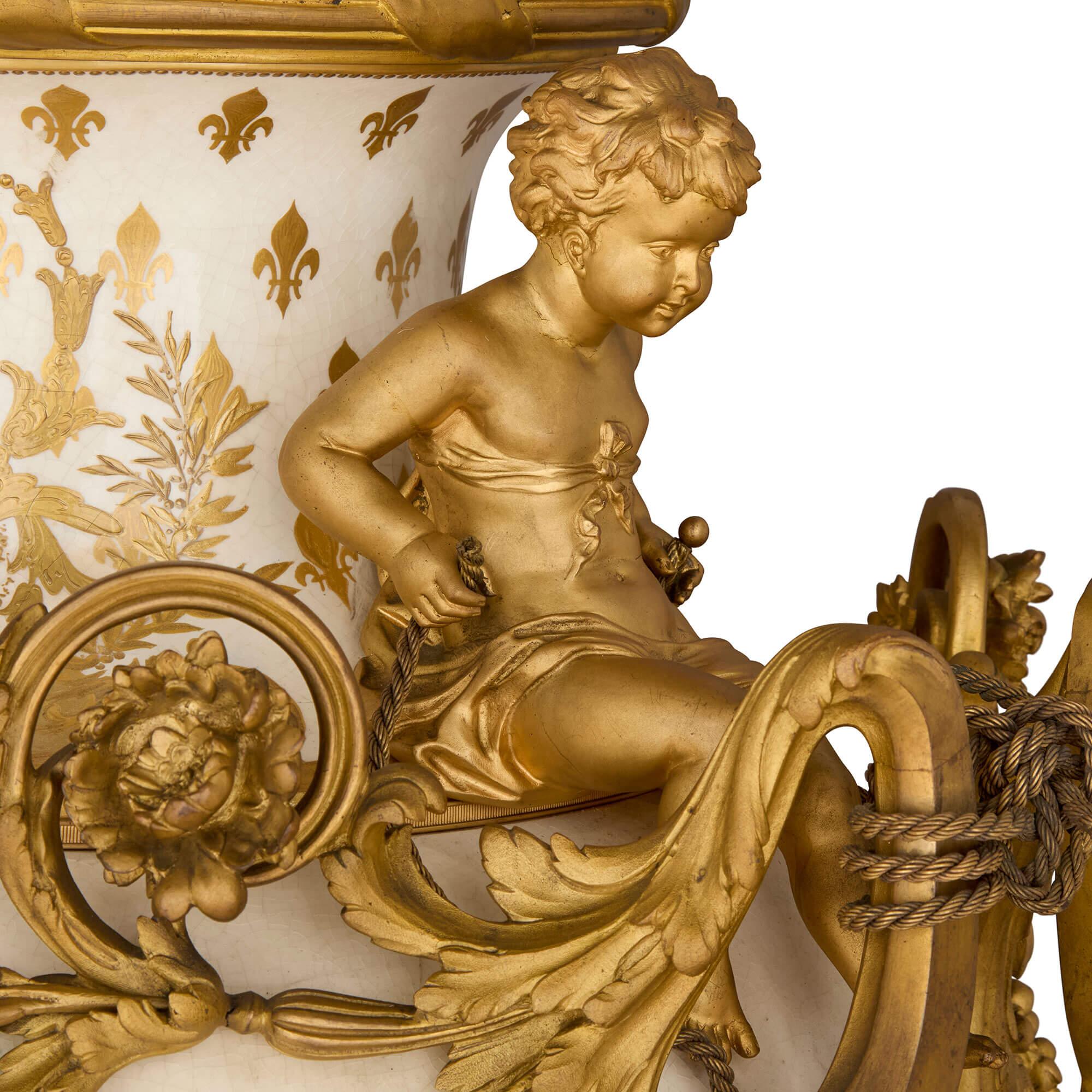 Francese Grande vaso di porcellana francese con montatura in ormù in vendita