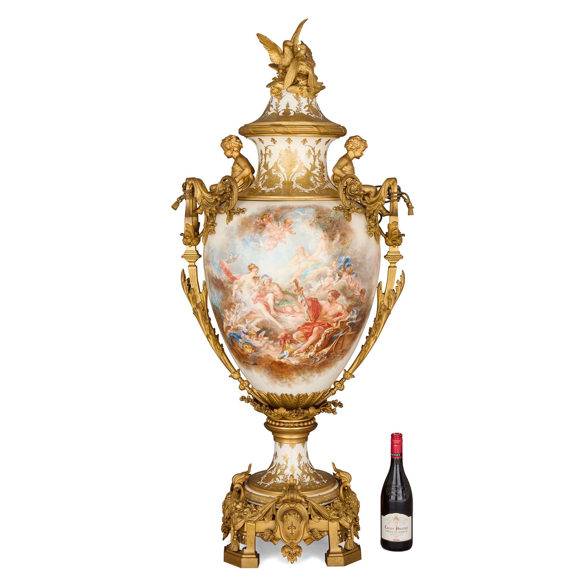 Grande vaso di porcellana francese con montatura in ormù In condizioni buone in vendita a London, GB