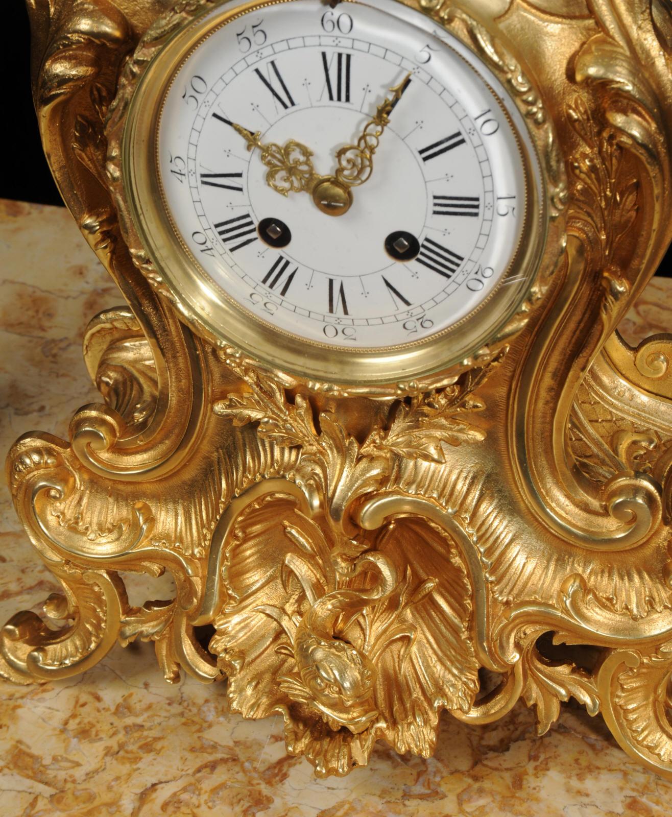 Großes antikes französisches Goldbronze-Rokoko-Uhr-Set – Delphine im Angebot 8