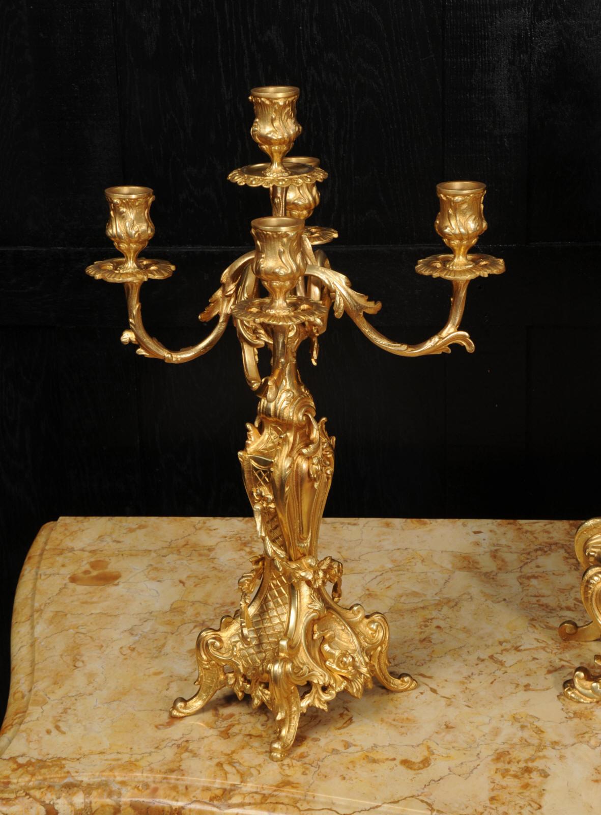 Großes antikes französisches Goldbronze-Rokoko-Uhr-Set – Delphine im Angebot 9