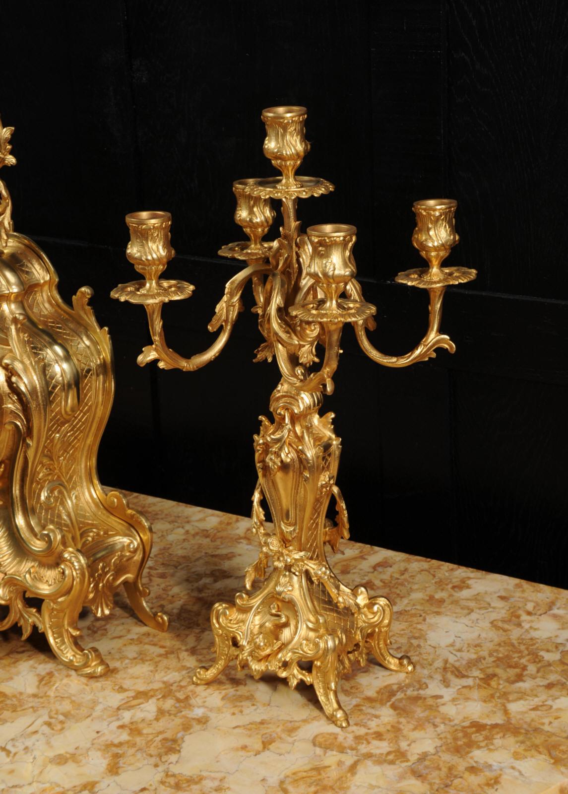 Großes antikes französisches Goldbronze-Rokoko-Uhr-Set – Delphine im Angebot 10