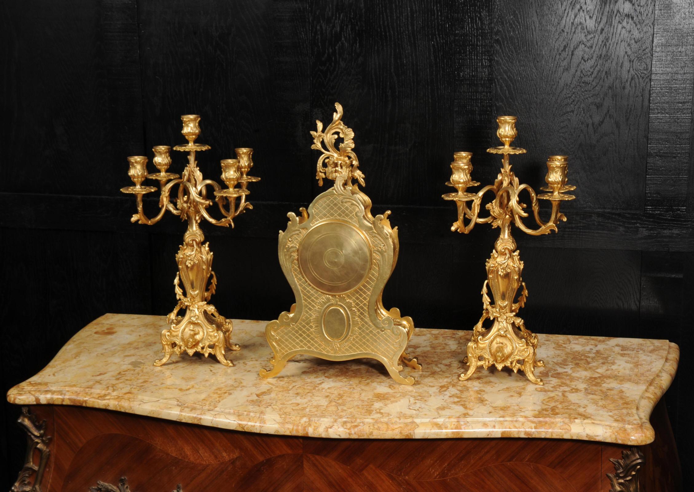 Grand ensemble ancien d'horloges rococo françaises en bronze doré avec dauphins en vente 10