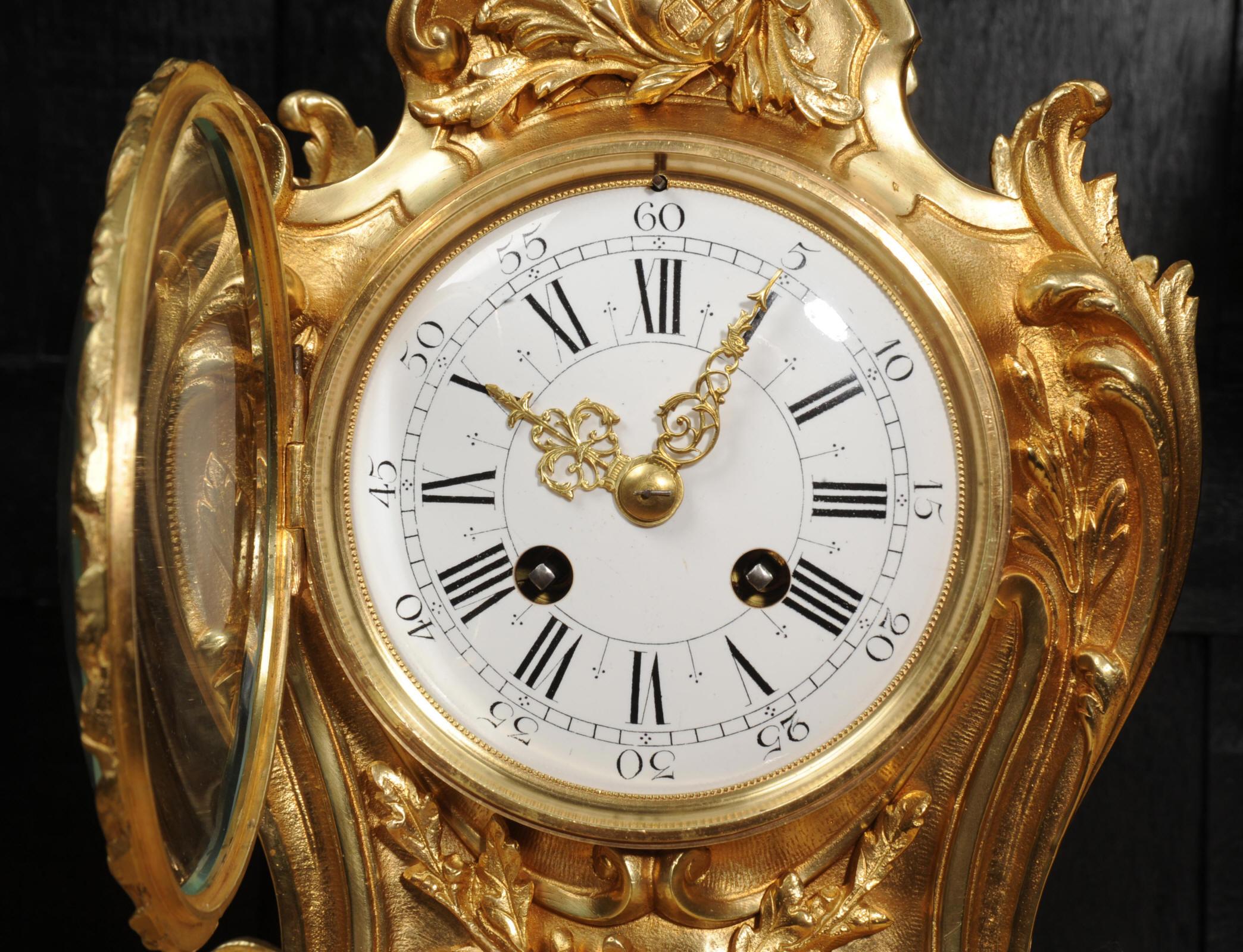 Großes antikes französisches Goldbronze-Rokoko-Uhr-Set – Delphine im Angebot 15