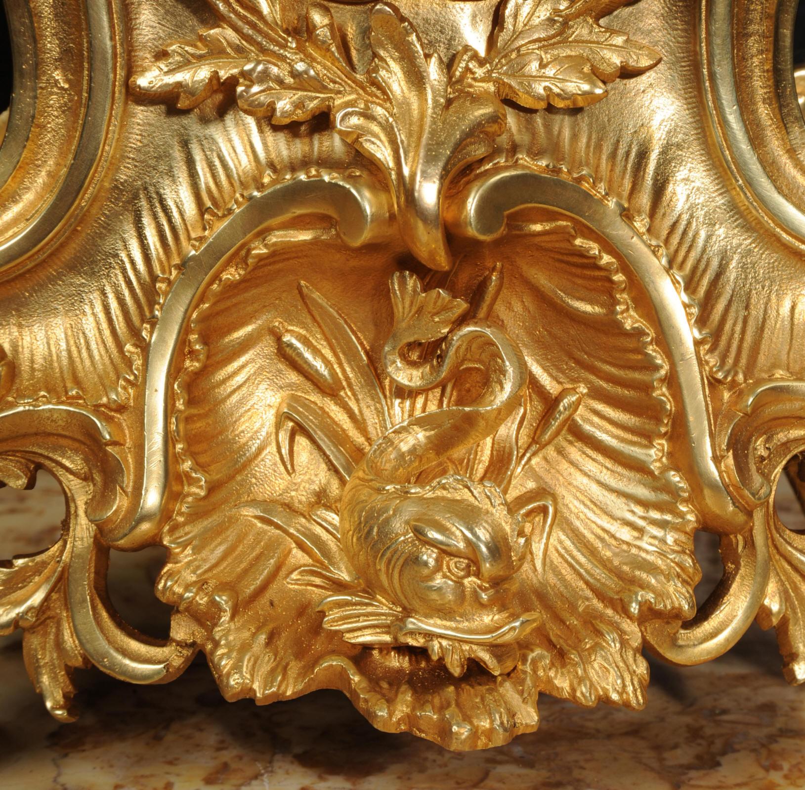 Großes antikes französisches Goldbronze-Rokoko-Uhr-Set – Delphine (Französisch) im Angebot