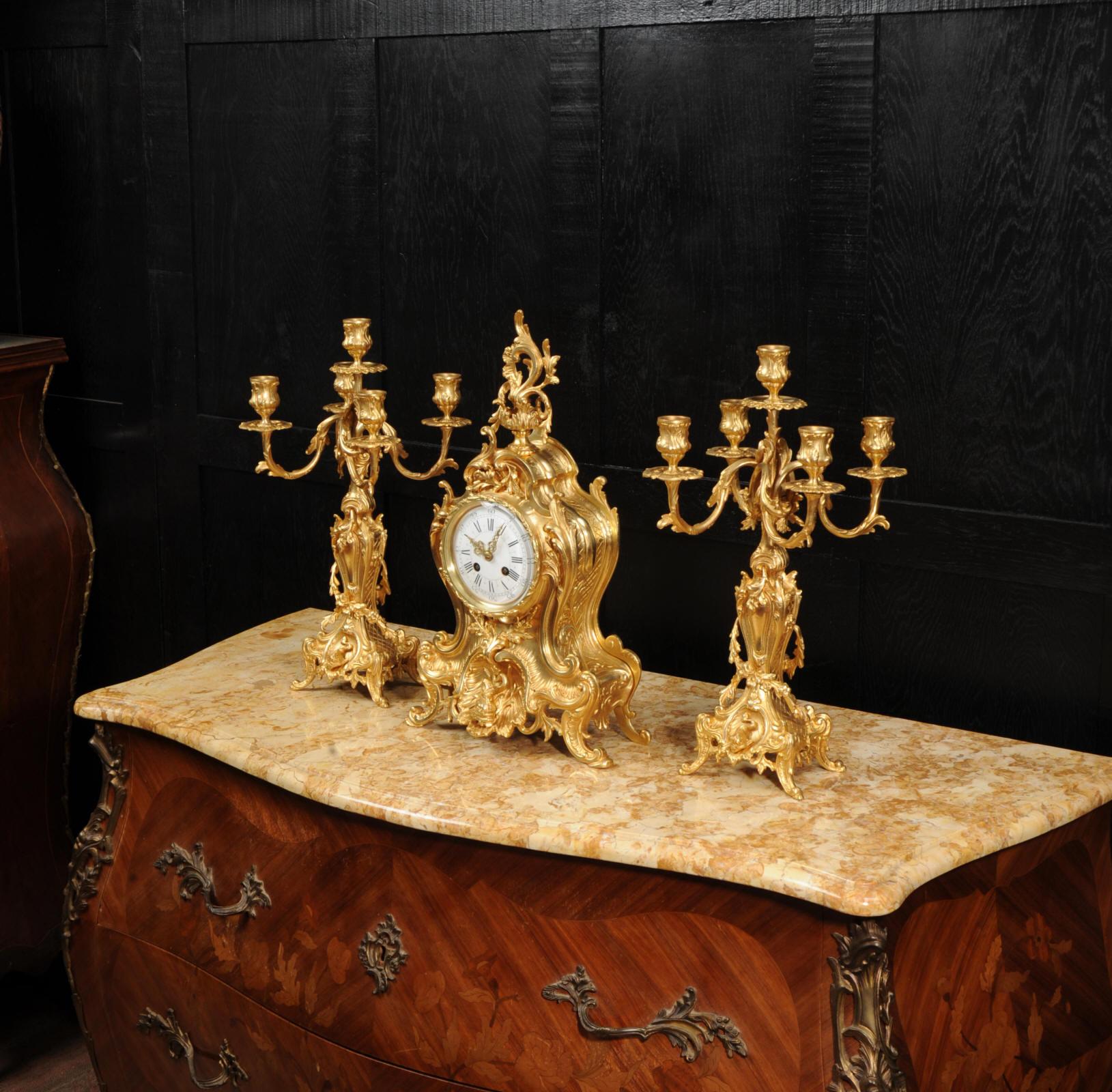Großes antikes französisches Goldbronze-Rokoko-Uhr-Set – Delphine im Zustand „Gut“ im Angebot in Belper, Derbyshire