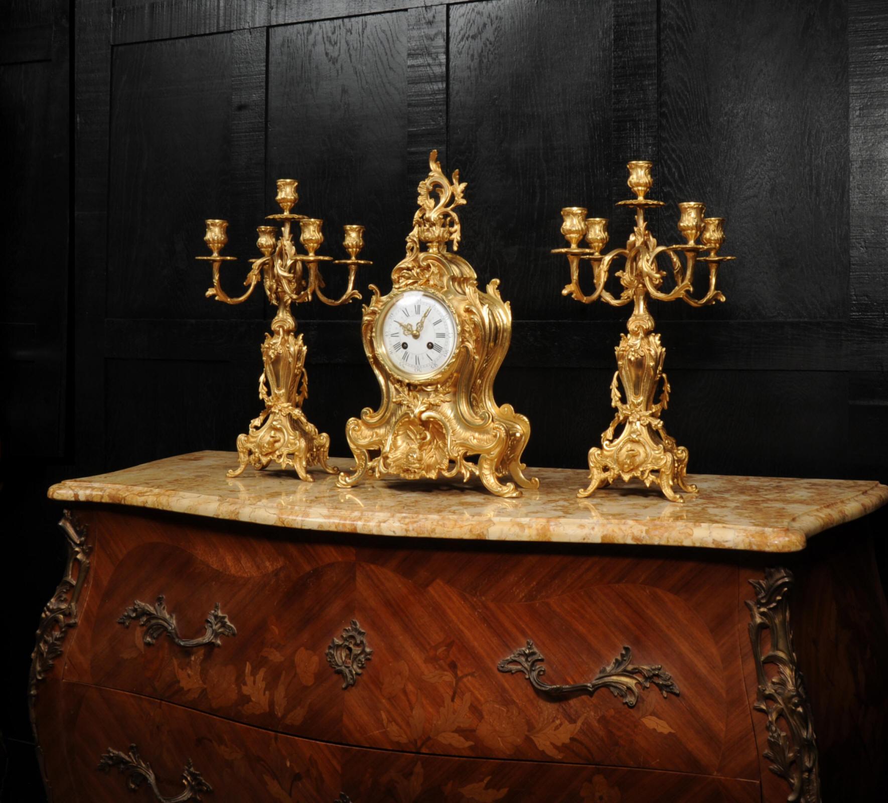 Großes antikes französisches Goldbronze-Rokoko-Uhr-Set – Delphine (19. Jahrhundert) im Angebot