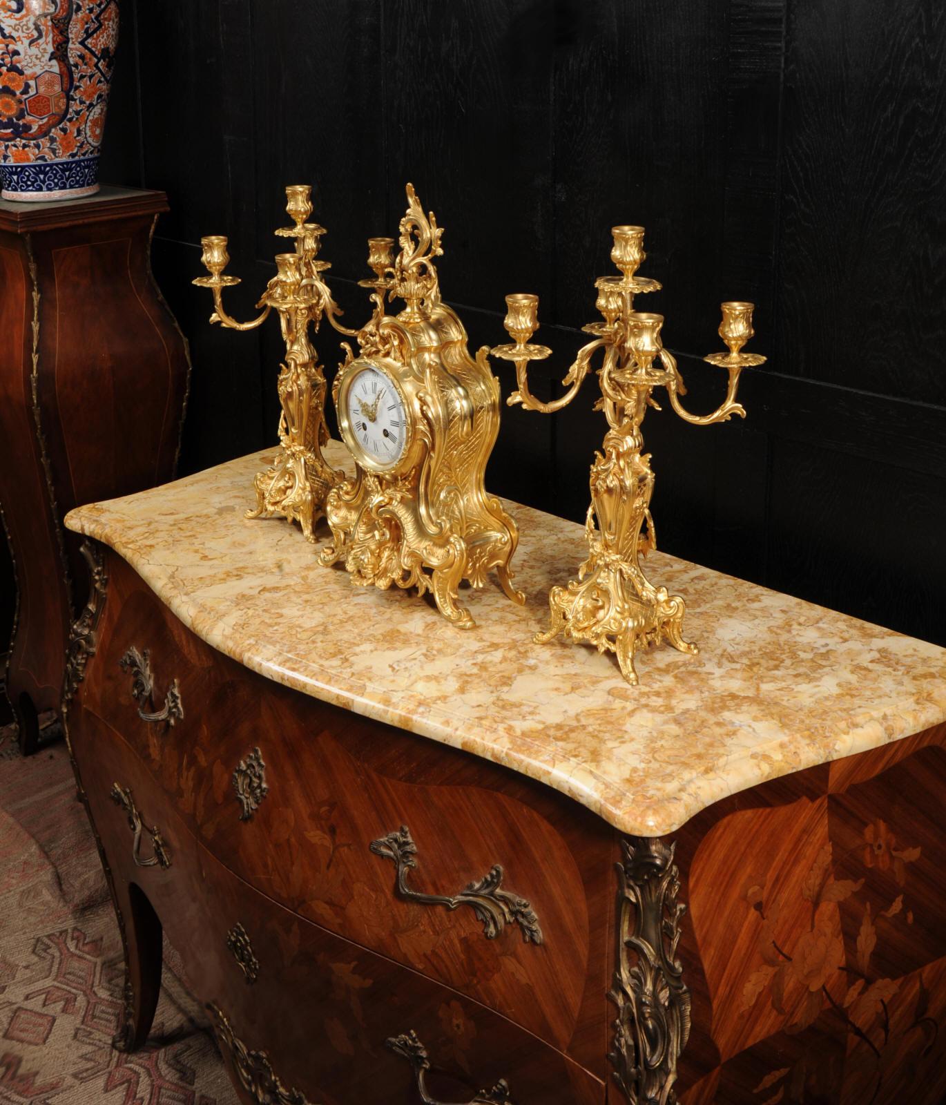 Großes antikes französisches Goldbronze-Rokoko-Uhr-Set – Delphine im Angebot 2