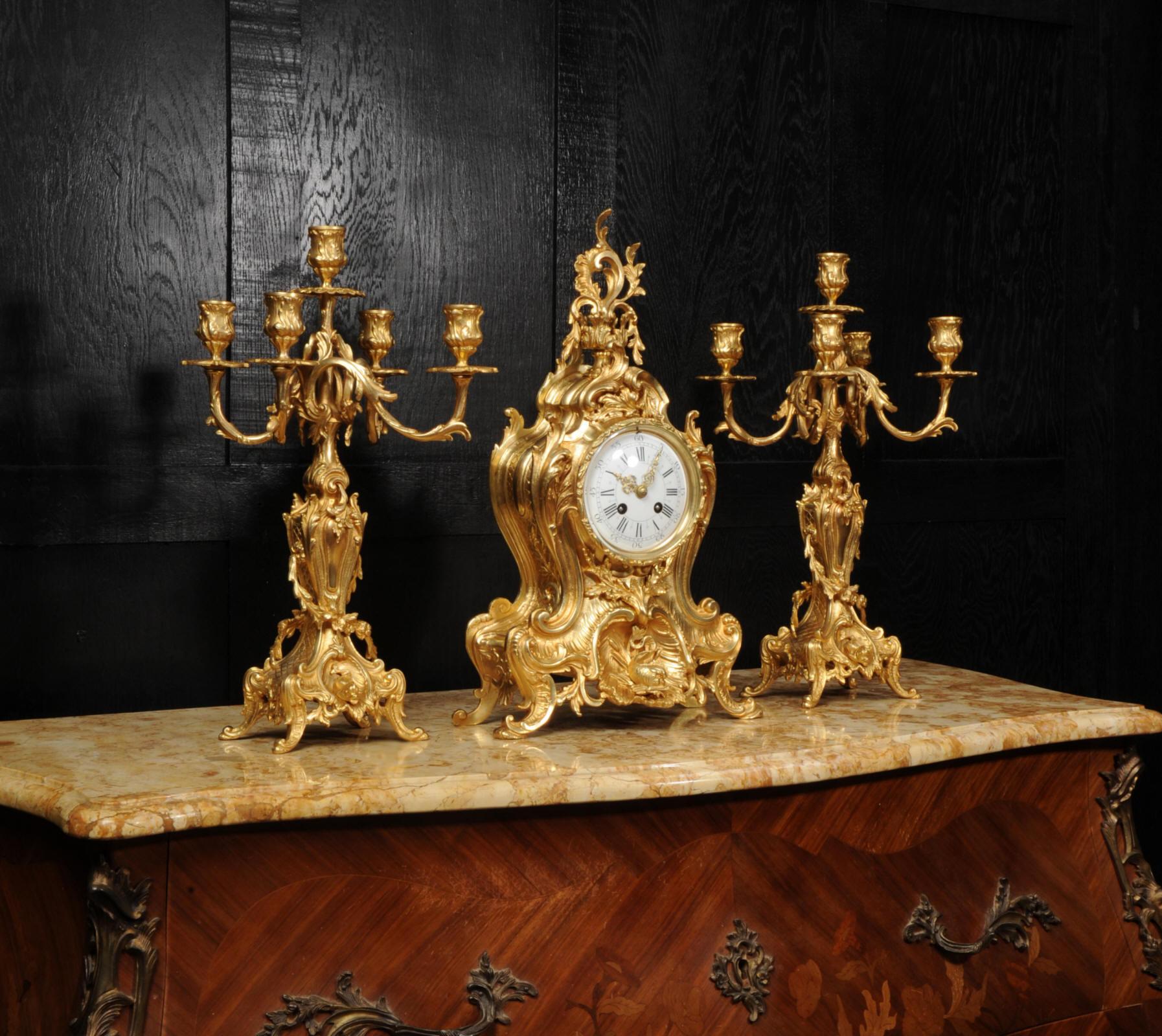 Großes antikes französisches Goldbronze-Rokoko-Uhr-Set – Delphine im Angebot 3