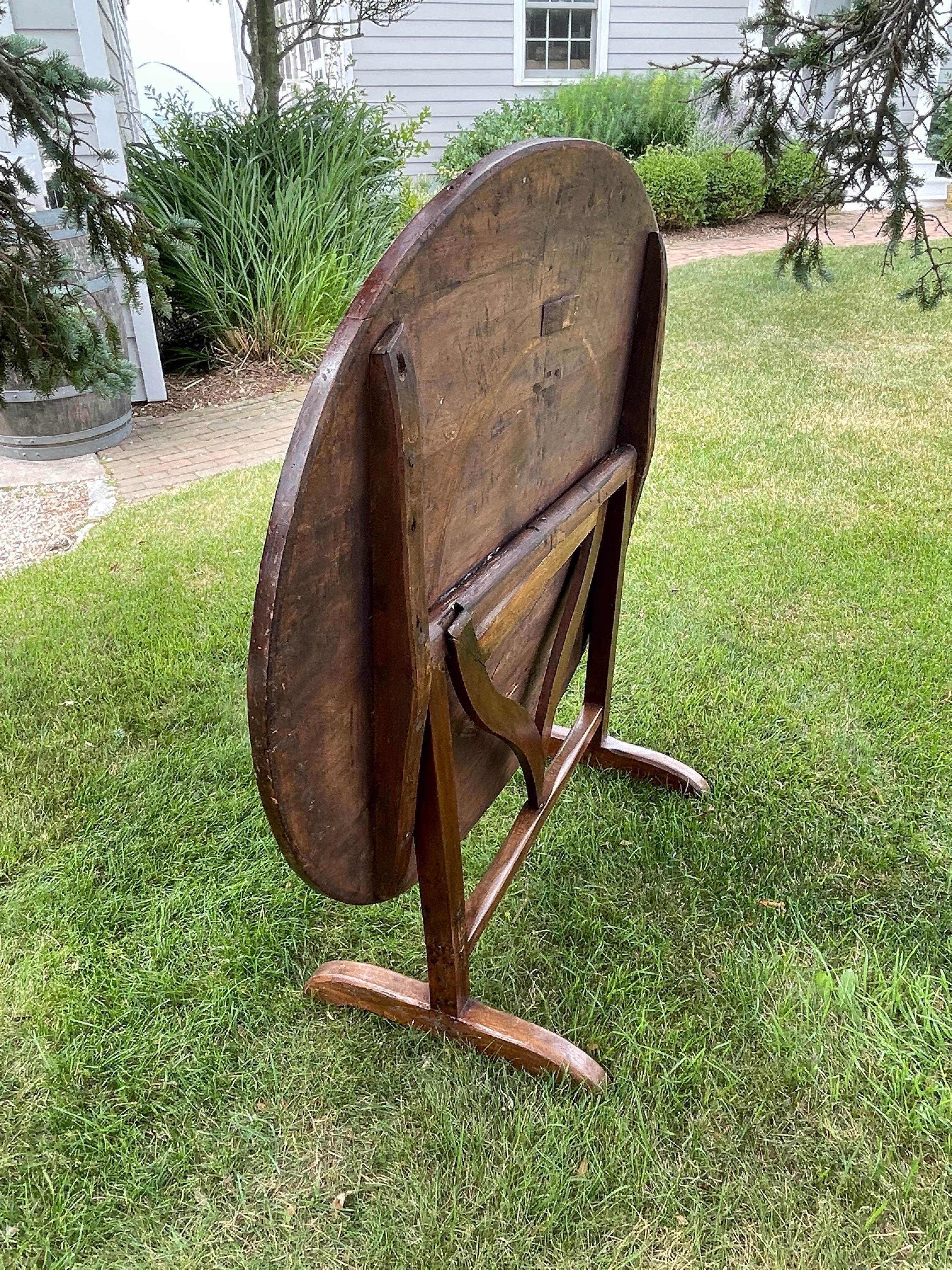 Grande table Vendange française ancienne ovale à plateau basculant en vente 1
