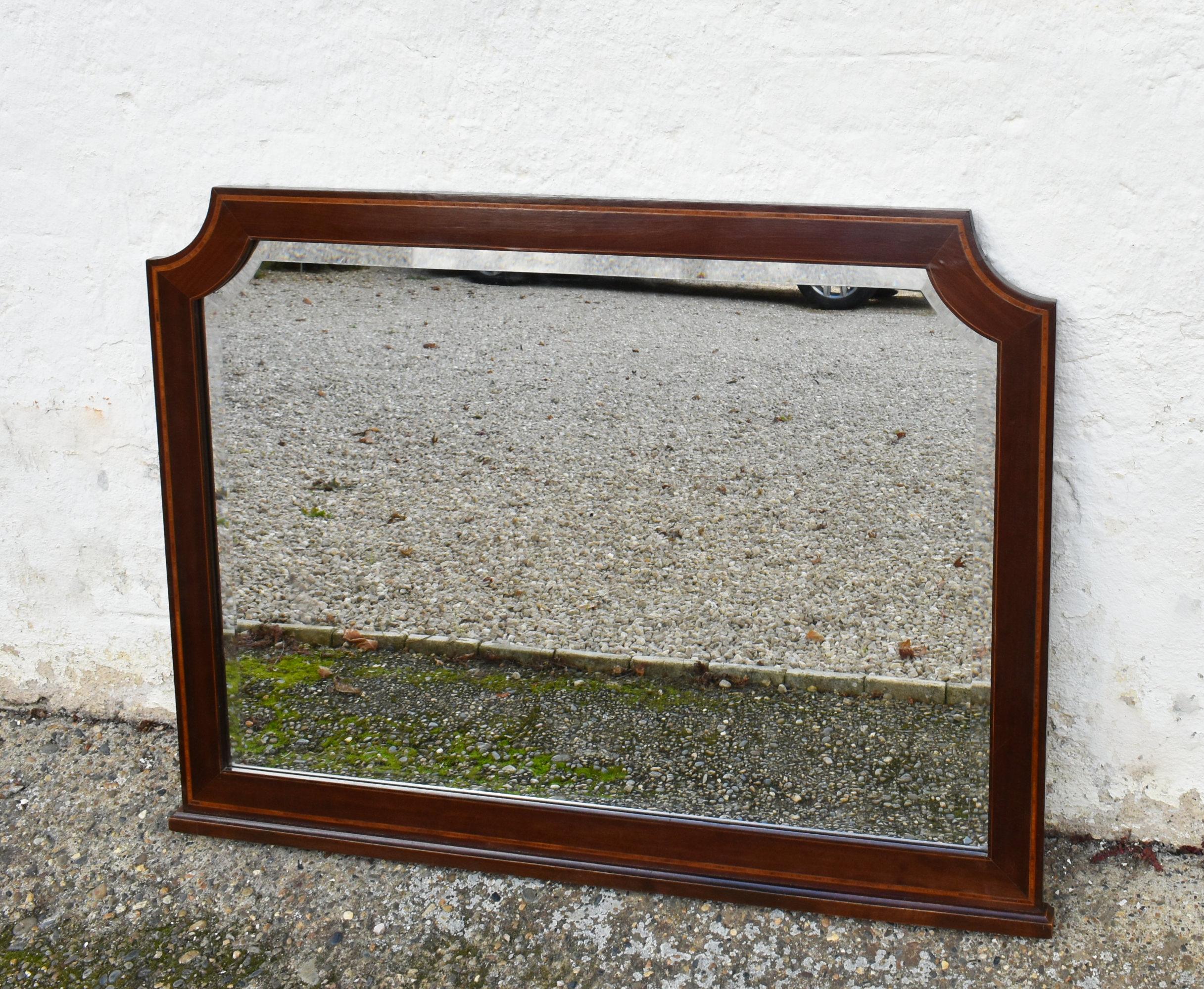 Grande specchio francese Antique Mirror
 
Questa specchiera di buone dimensioni è caratterizzata da uno specchio smussato a sei lati con la cornice esterna in mogano che segue la forma della piastra dello specchio.
 
La cornice presenta una