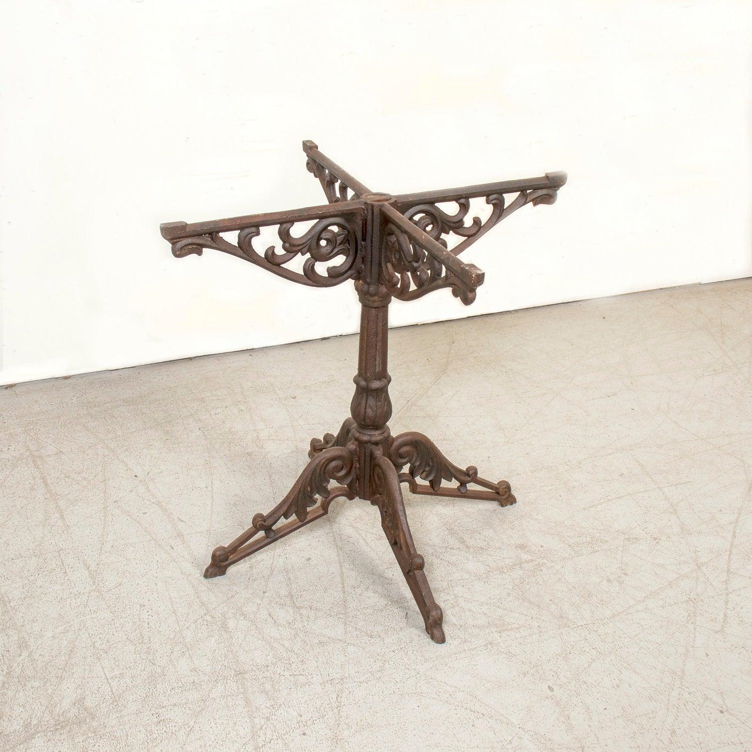 Gran Mesa Bistro Parisina Antique French con Base de Hierro y Tapa de Mármol en venta 9