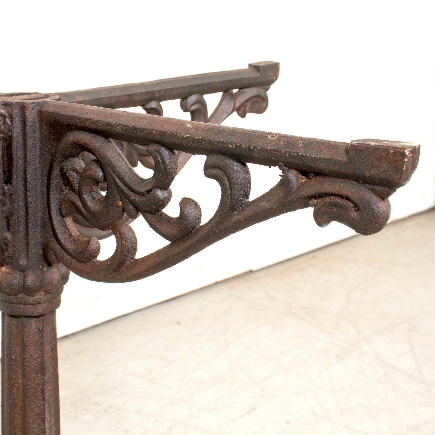 Gran Mesa Bistro Parisina Antique French con Base de Hierro y Tapa de Mármol en venta 11