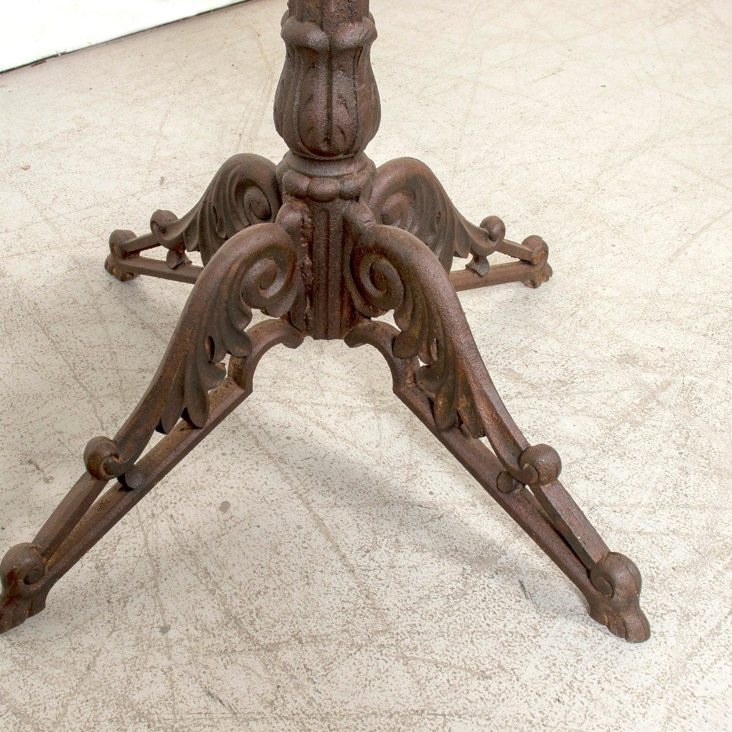 Gran Mesa Bistro Parisina Antique French con Base de Hierro y Tapa de Mármol en venta 13