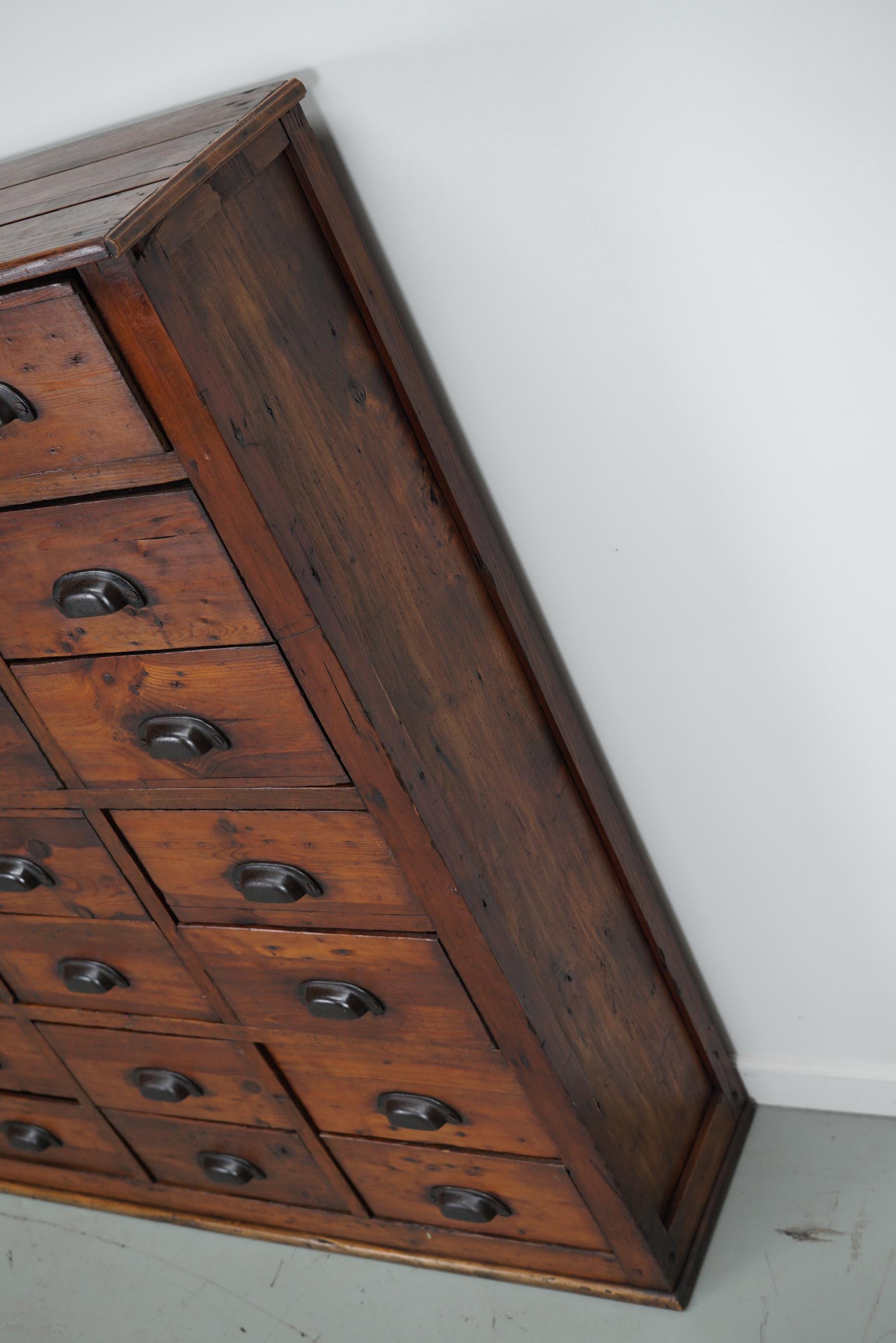 Pin Grand meuble d'apothicaire français en pin ancien, début du 20ème siècle en vente
