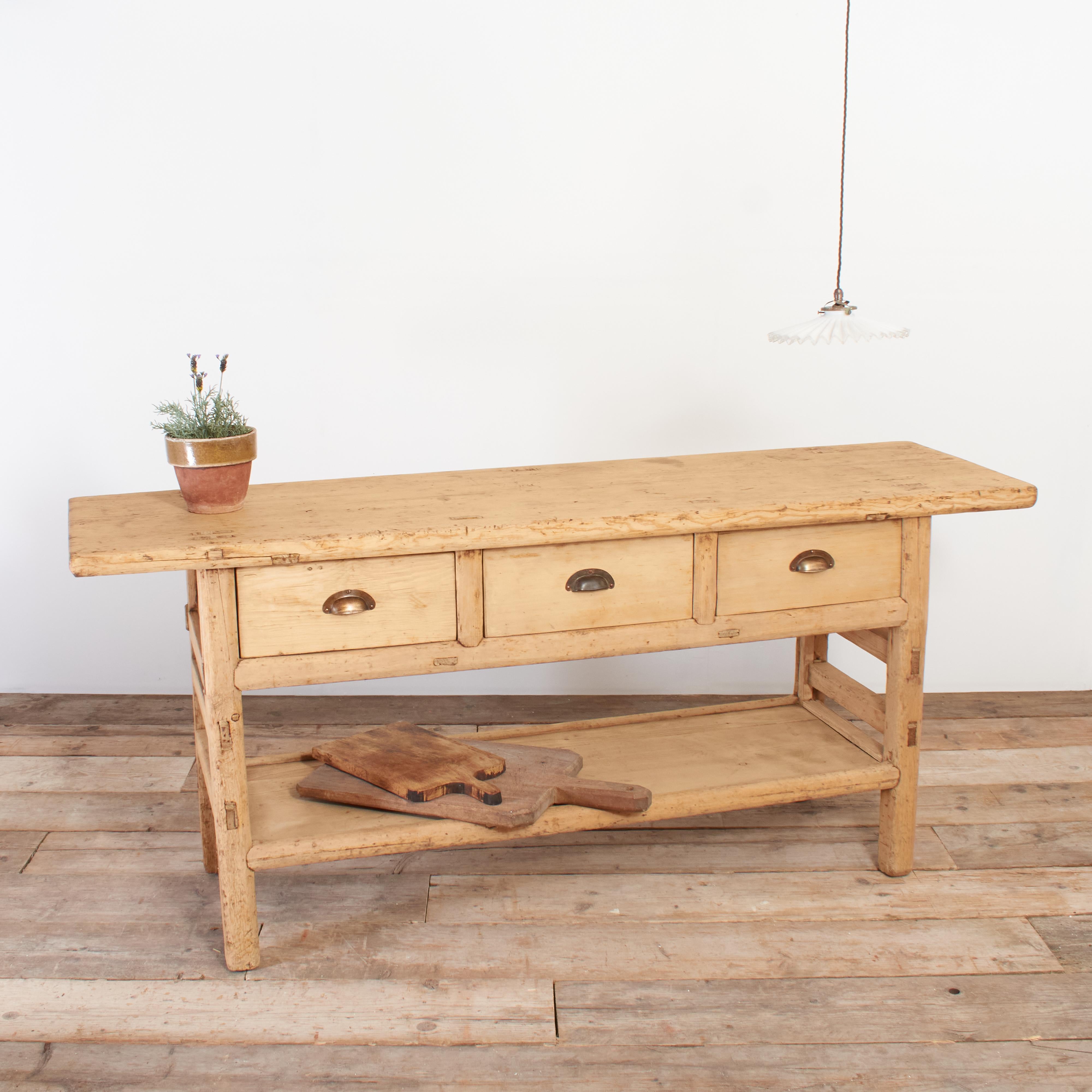Rustique Grande commode console en pin français antique pour cuisine rustique en vente