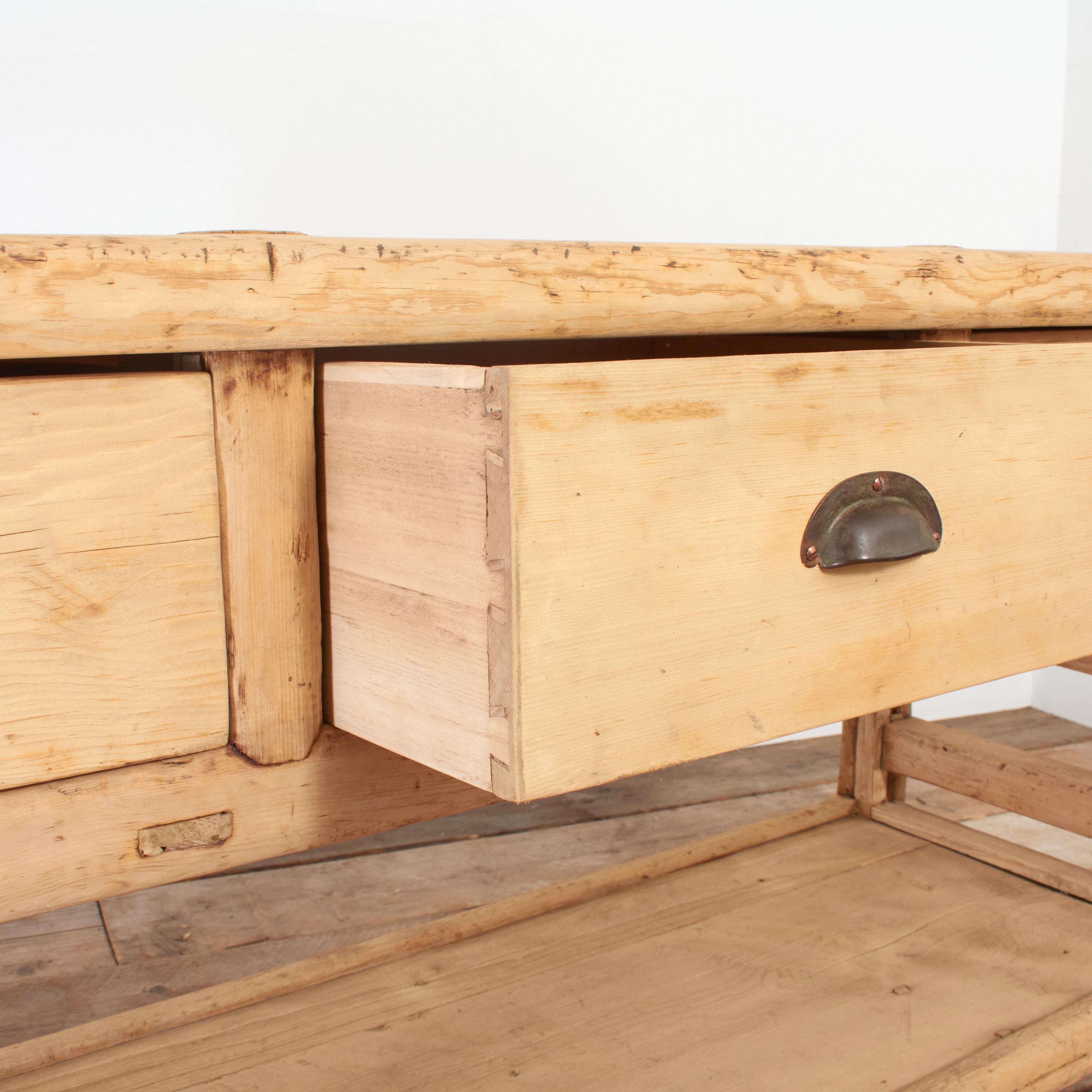 20ième siècle Grande commode console en pin français antique pour cuisine rustique en vente