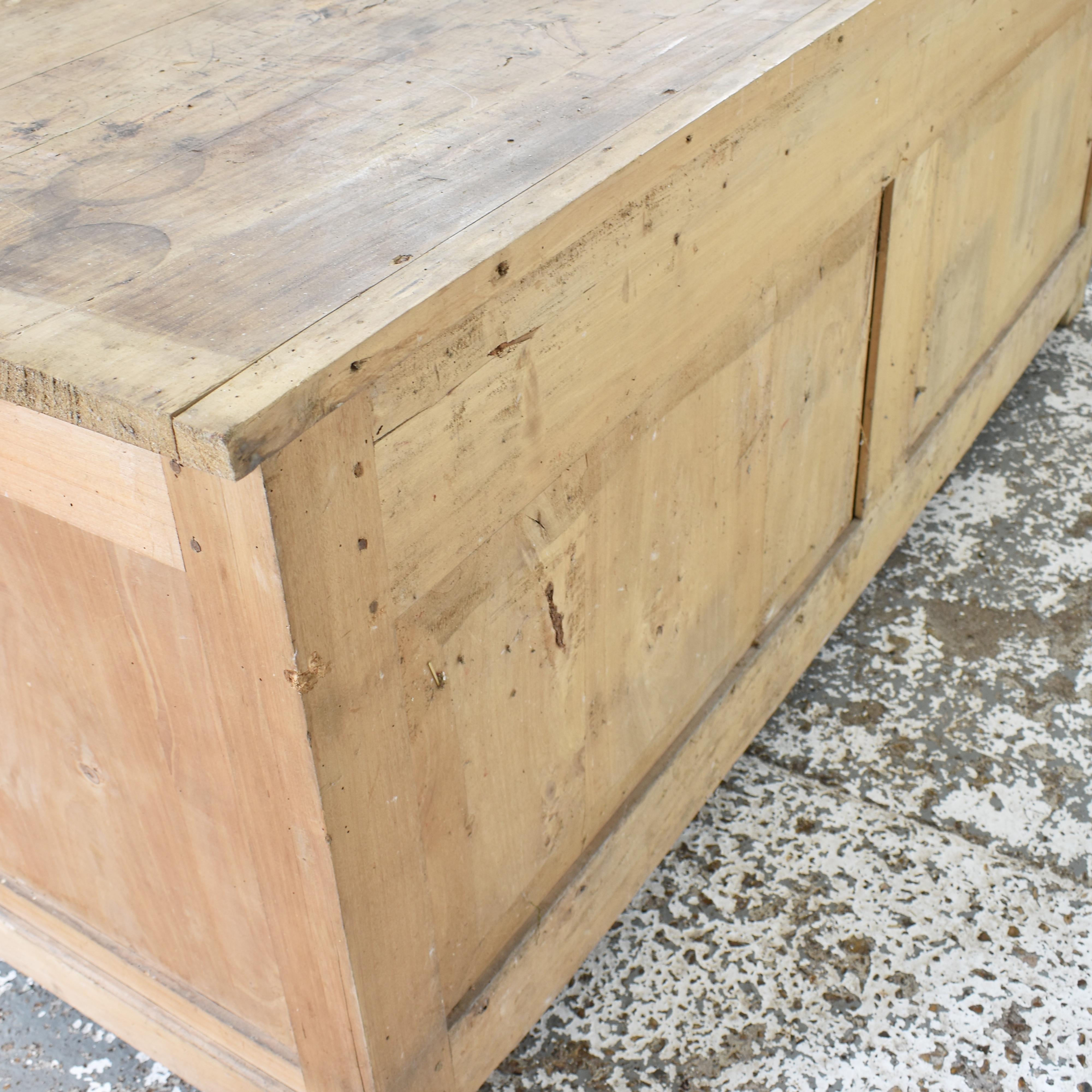 Grande Antique French Pine Rustic Farmhouse Kitchen Dresser Cupboard Island en venta 3