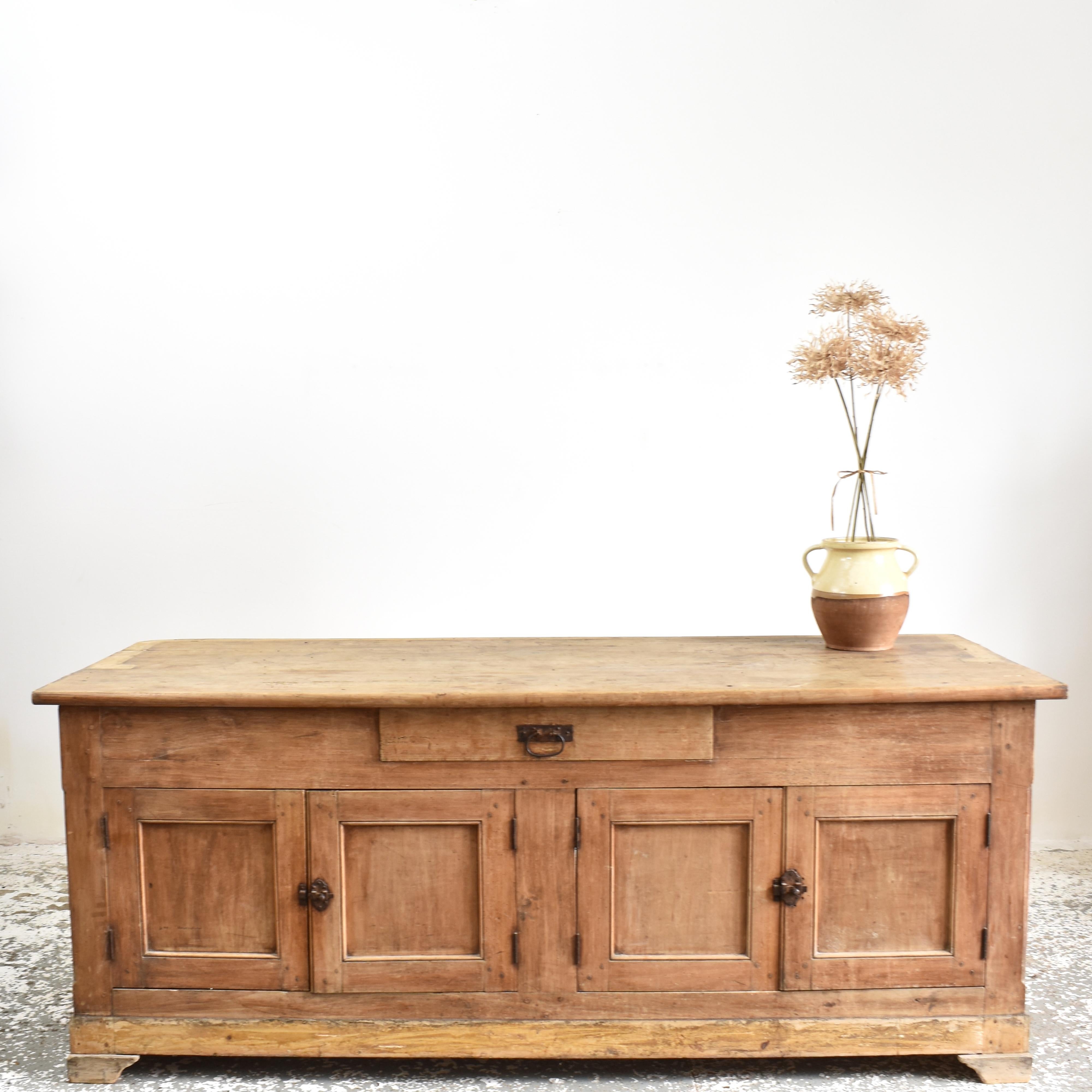 Gran armario de cocina de pino Antique French

Un hermoso armario de cocina del siglo XIX rescatado de una granja francesa. Perfecta para guardar en la cocina platos/vajillas y con dos estantes interiores y un útil cajón. Tiene los tiradores y
