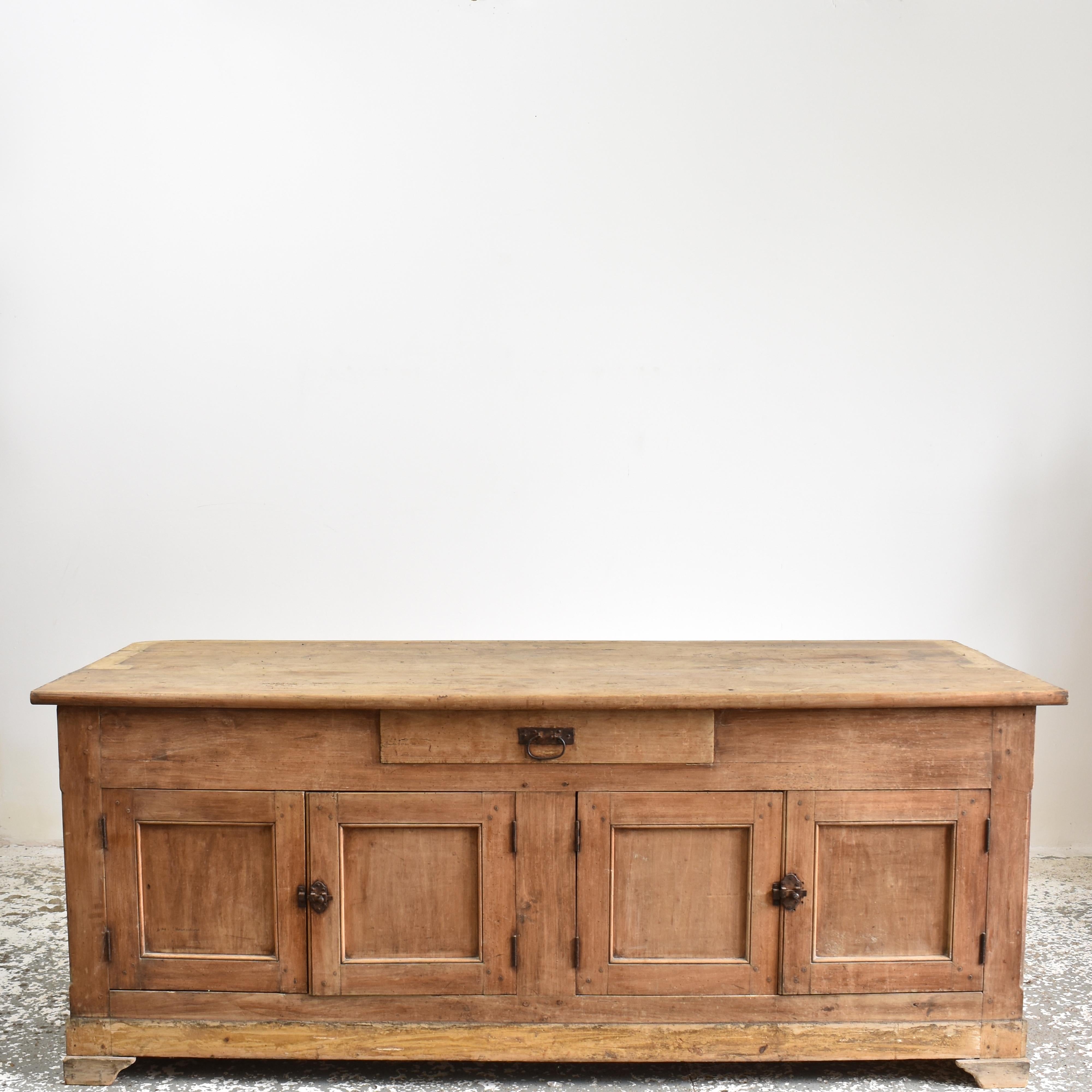 Grande Antique French Pine Rustic Farmhouse Kitchen Dresser Cupboard Island Rústico en venta