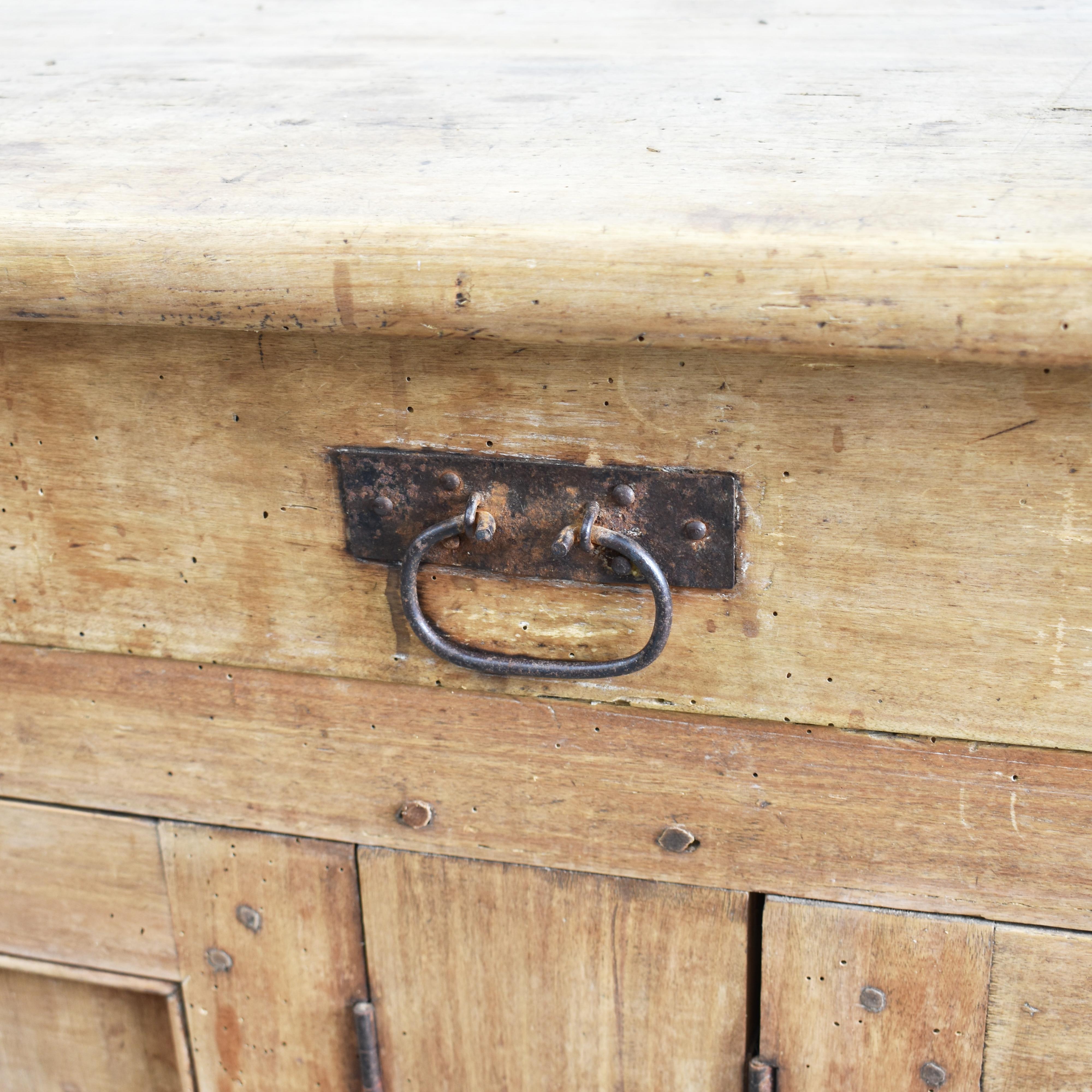 Grande Antique French Pine Rustic Farmhouse Kitchen Dresser Cupboard Island en Desgastado estado para la venta en Stockbridge, GB
