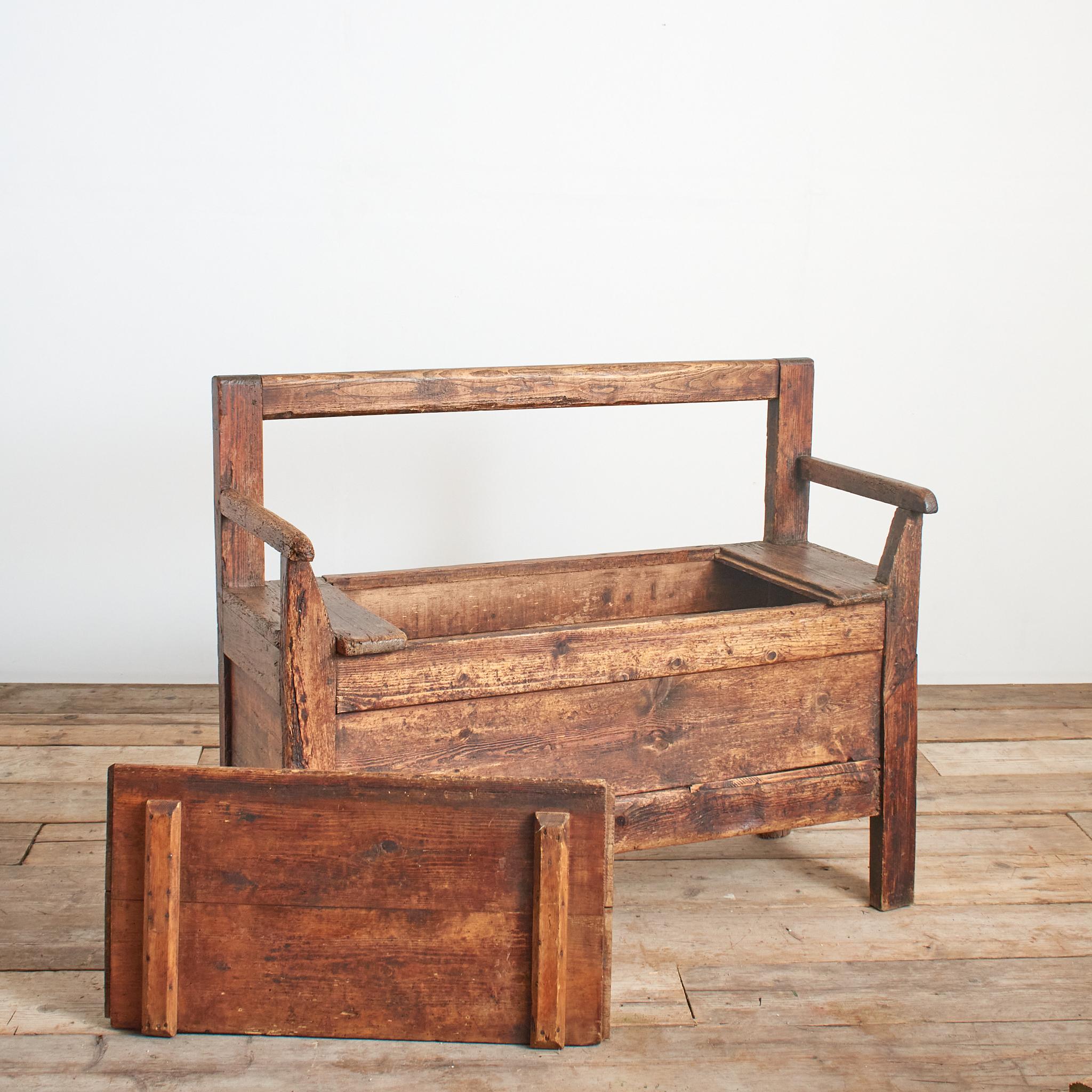 Banc de rangement ancien de type Hall Settle

Un magnifique banc en bois de pin récupéré en France avec un espace de rangement très utile sous le siège. La planche du siège s'enlève pour accéder à un espace de rangement sous le siège. Il est plein