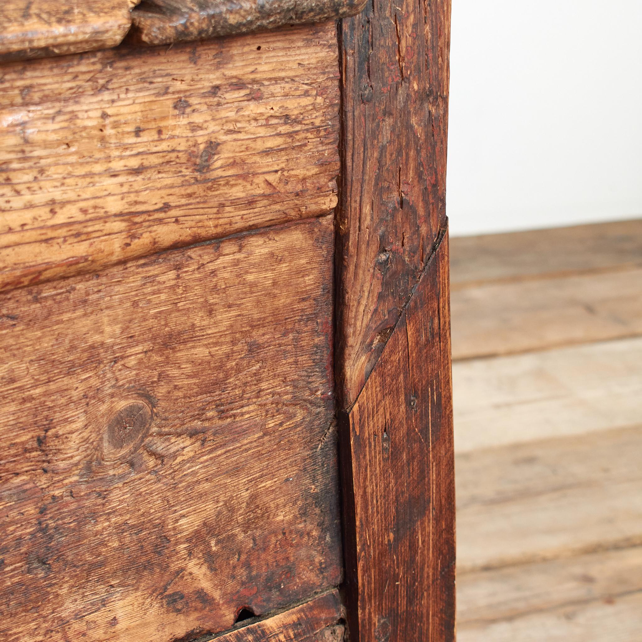 Sculpté à la main Grand banc ancien en pin français rustique Farmhouse Kitchen Hallway Settle Bench en vente