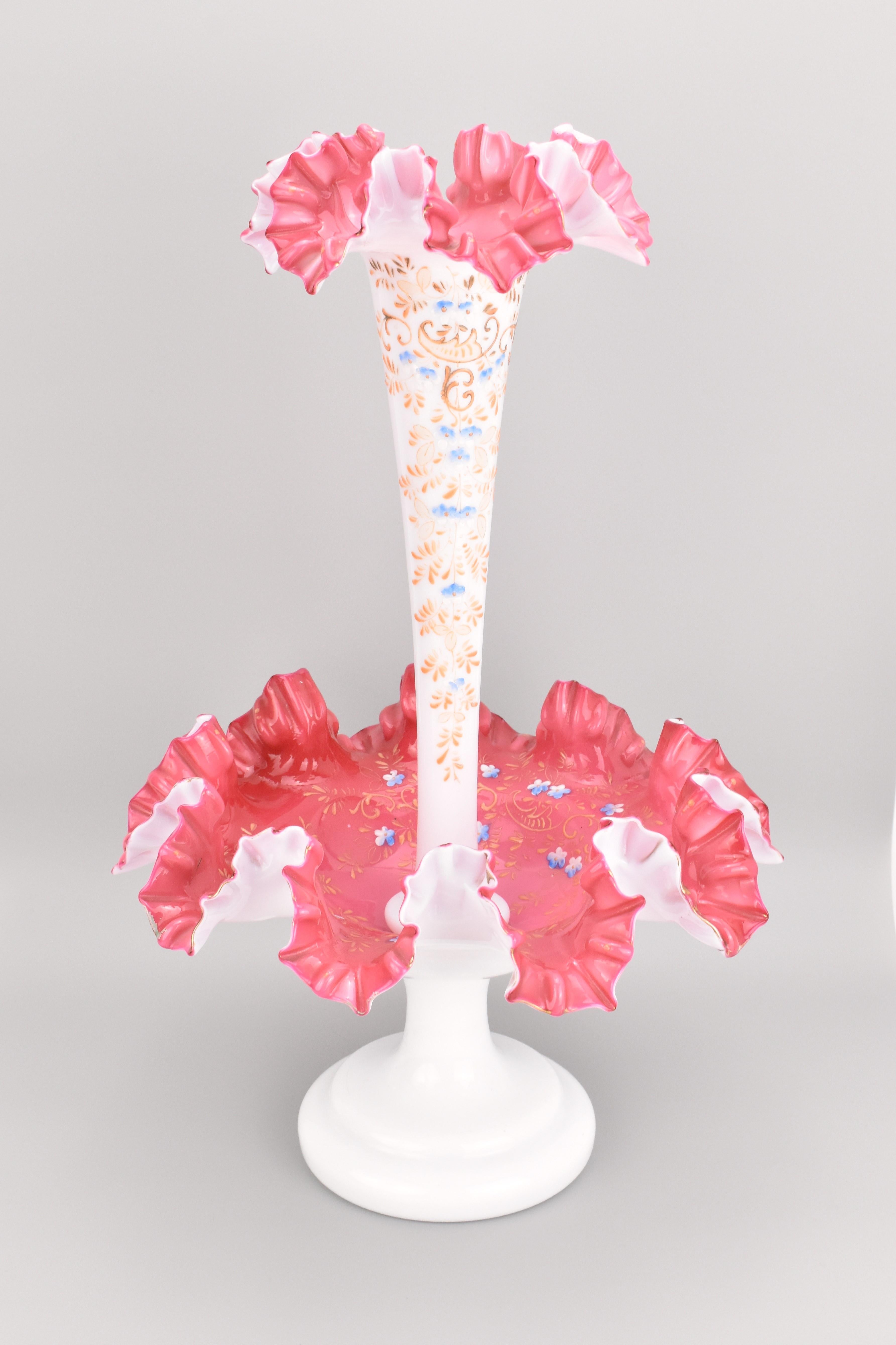 Centro de mesa grande de cristal opalino rosa Antique French Epergne Napoleón III en venta