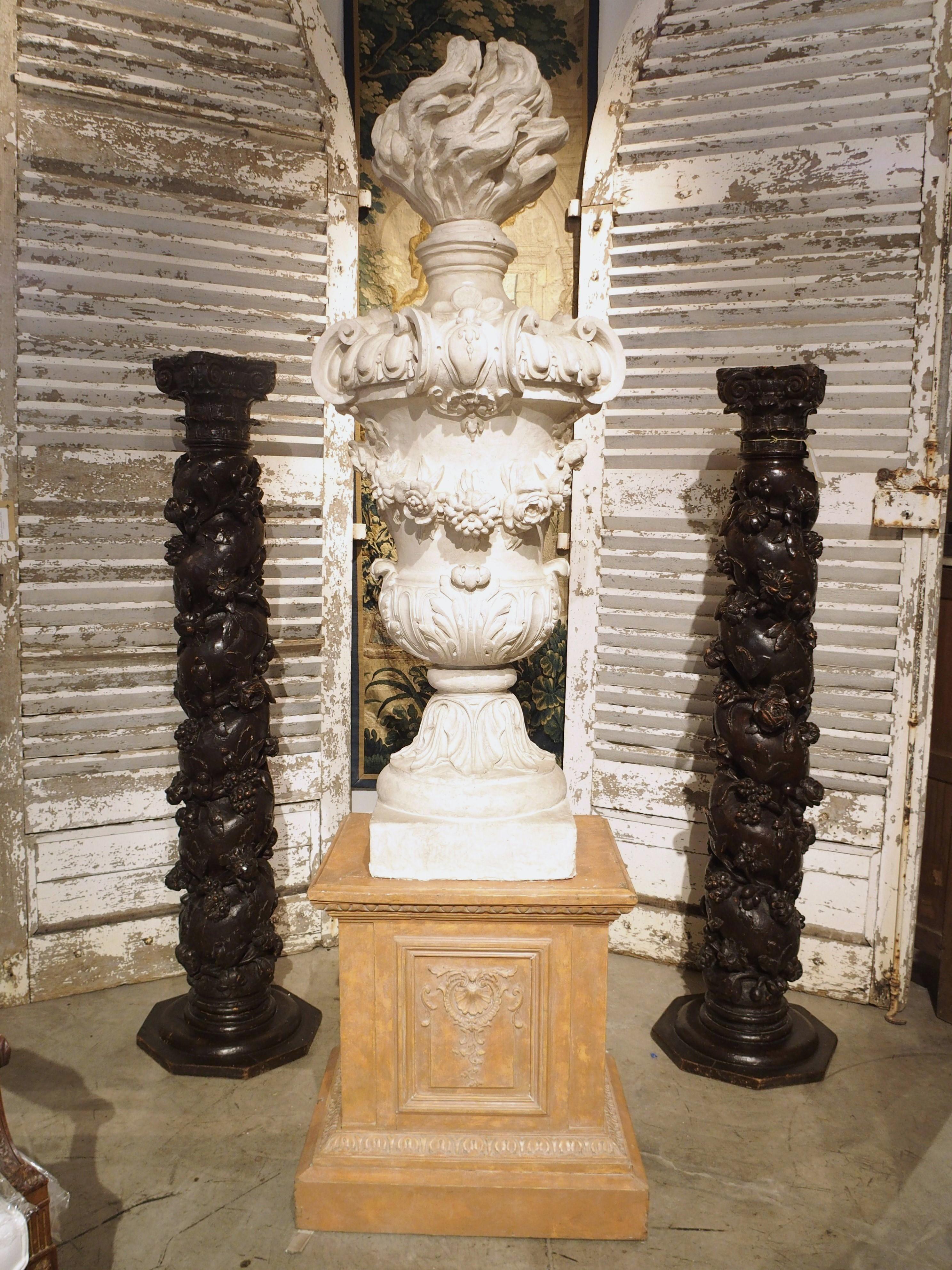 Große antike französische A Feu-Urne aus Gips auf Kunstmarmorsockel, 19. Jahrhundert im Angebot 14