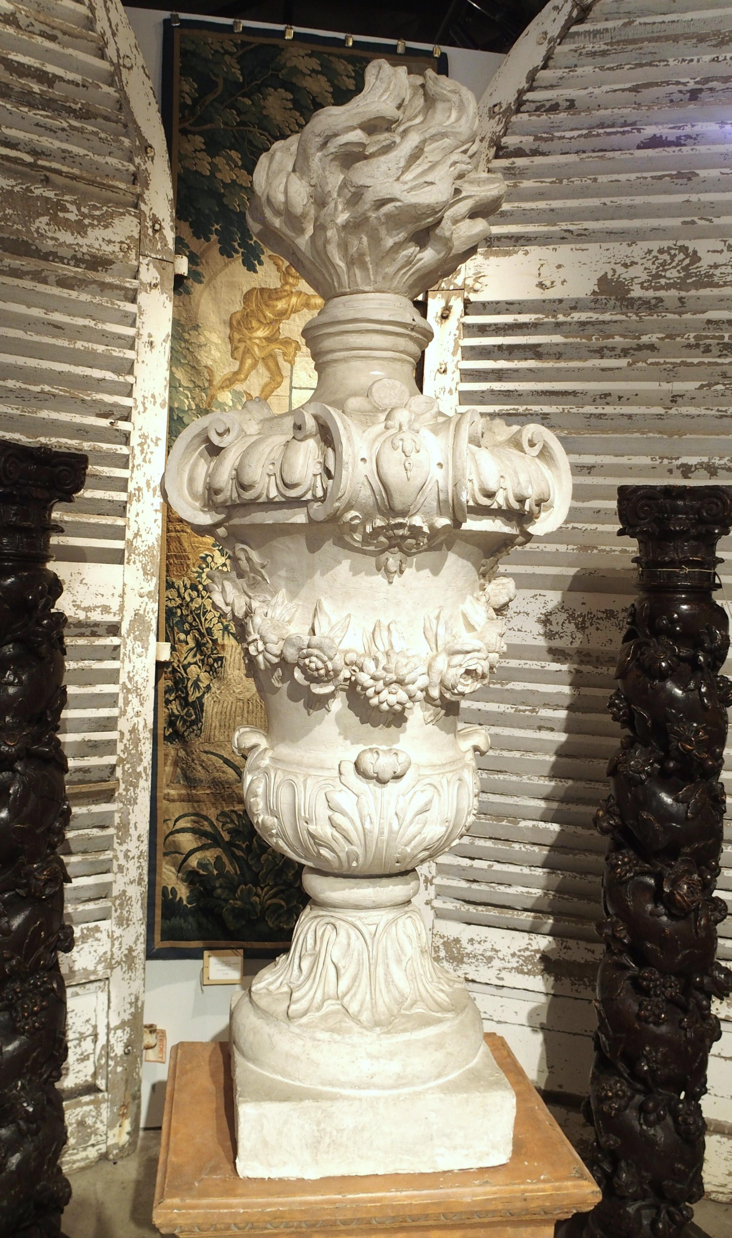 Große antike französische A Feu-Urne aus Gips auf Kunstmarmorsockel, 19. Jahrhundert (Französisch) im Angebot