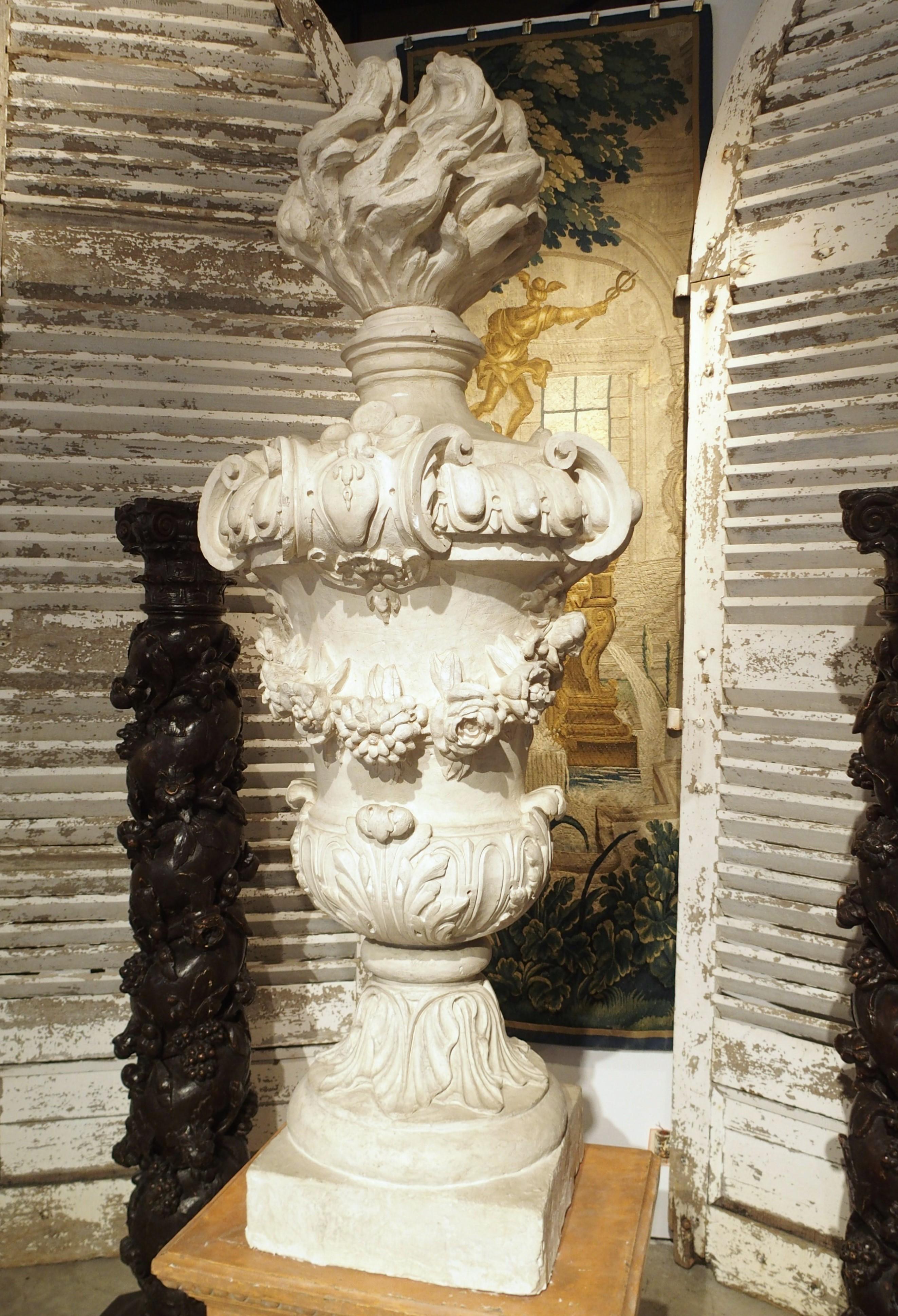 Große antike französische A Feu-Urne aus Gips auf Kunstmarmorsockel, 19. Jahrhundert (Handbemalt) im Angebot