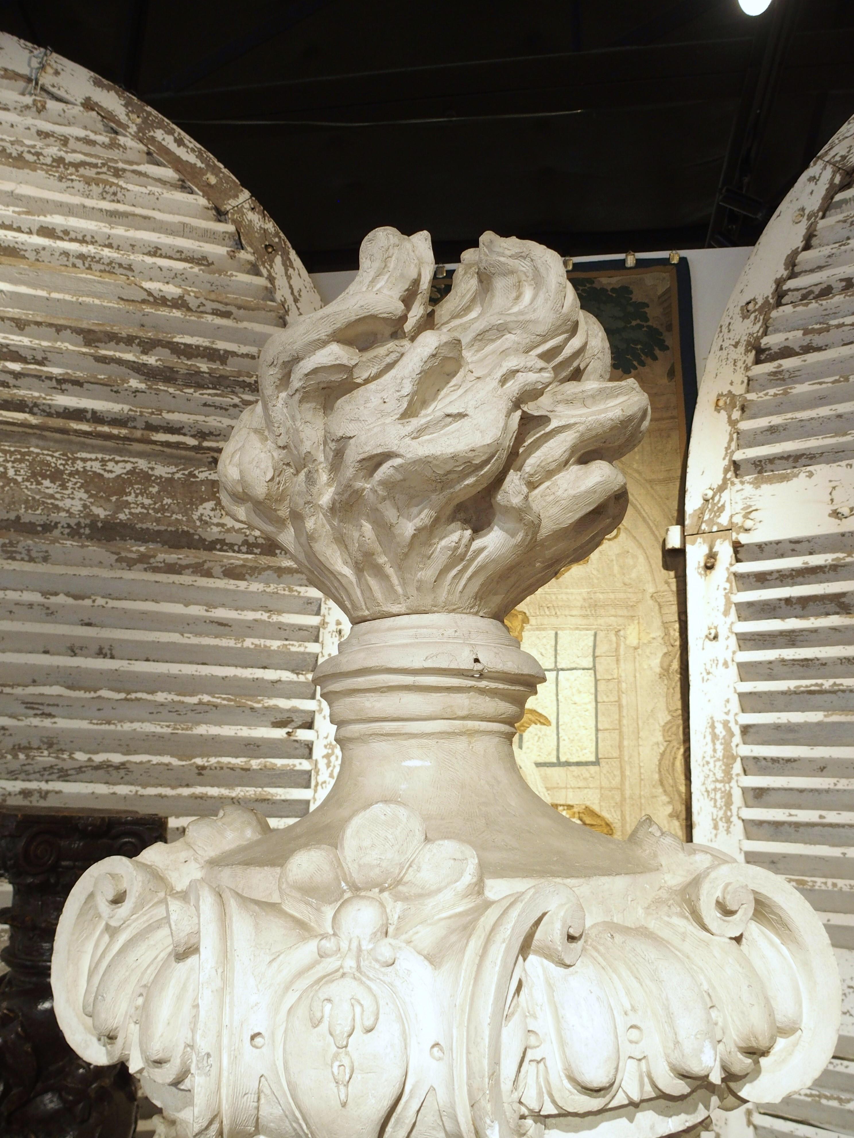 Große antike französische A Feu-Urne aus Gips auf Kunstmarmorsockel, 19. Jahrhundert im Zustand „Gut“ im Angebot in Dallas, TX