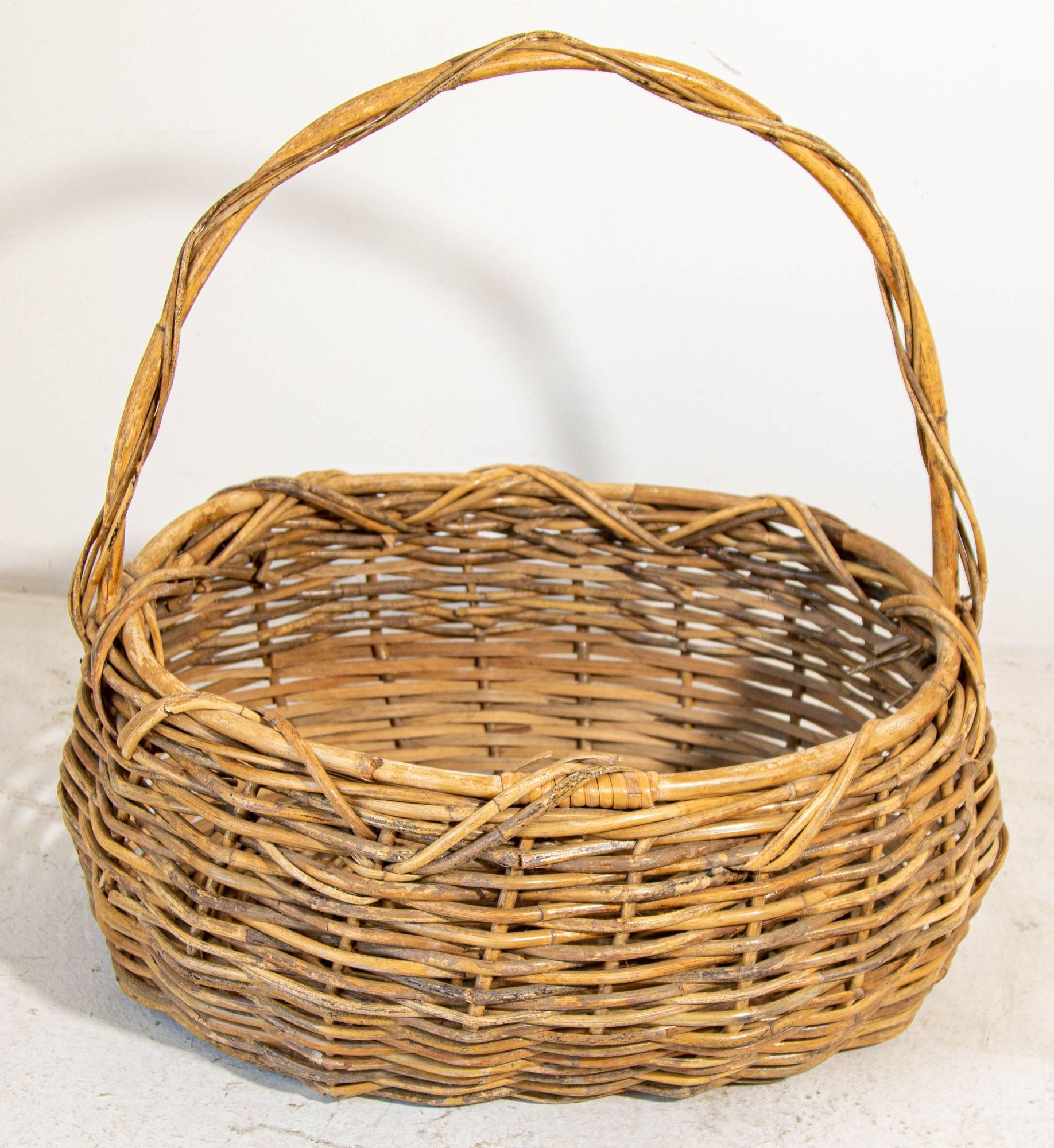 Large Antique French Provincial Grape Harvest Wicker Basket with Single Handle For Sale 5